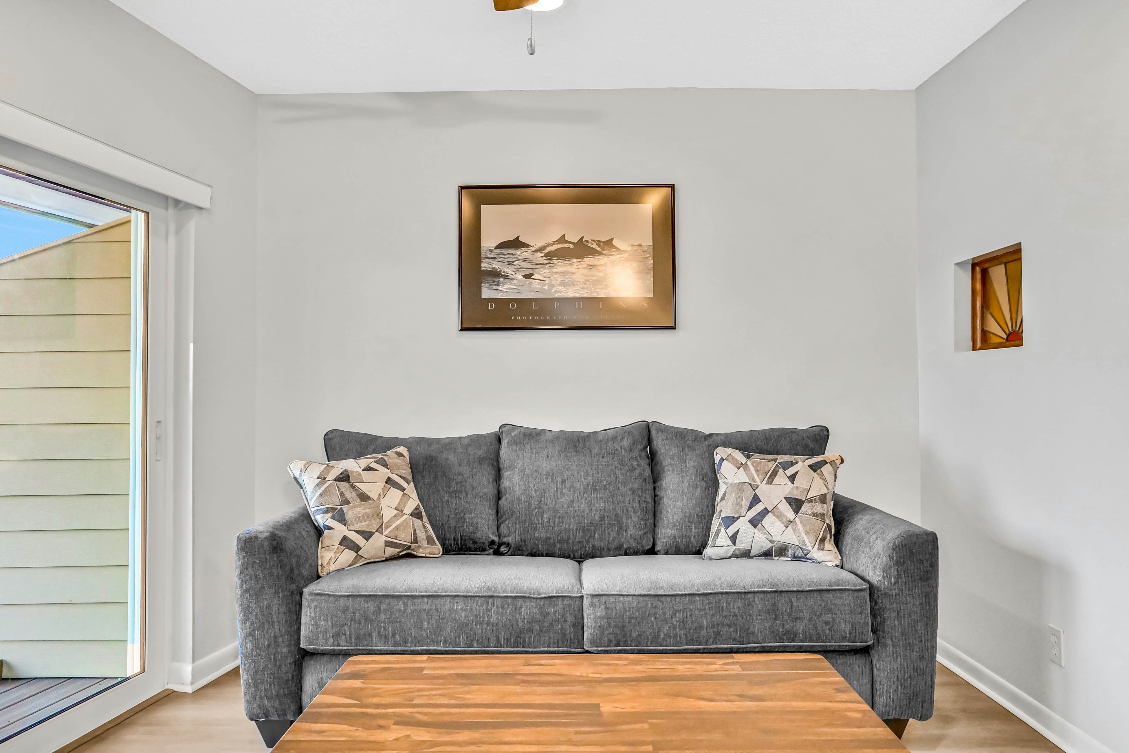 Charming Gulf front condo with balcony, full kitchen, central AC, & W/D