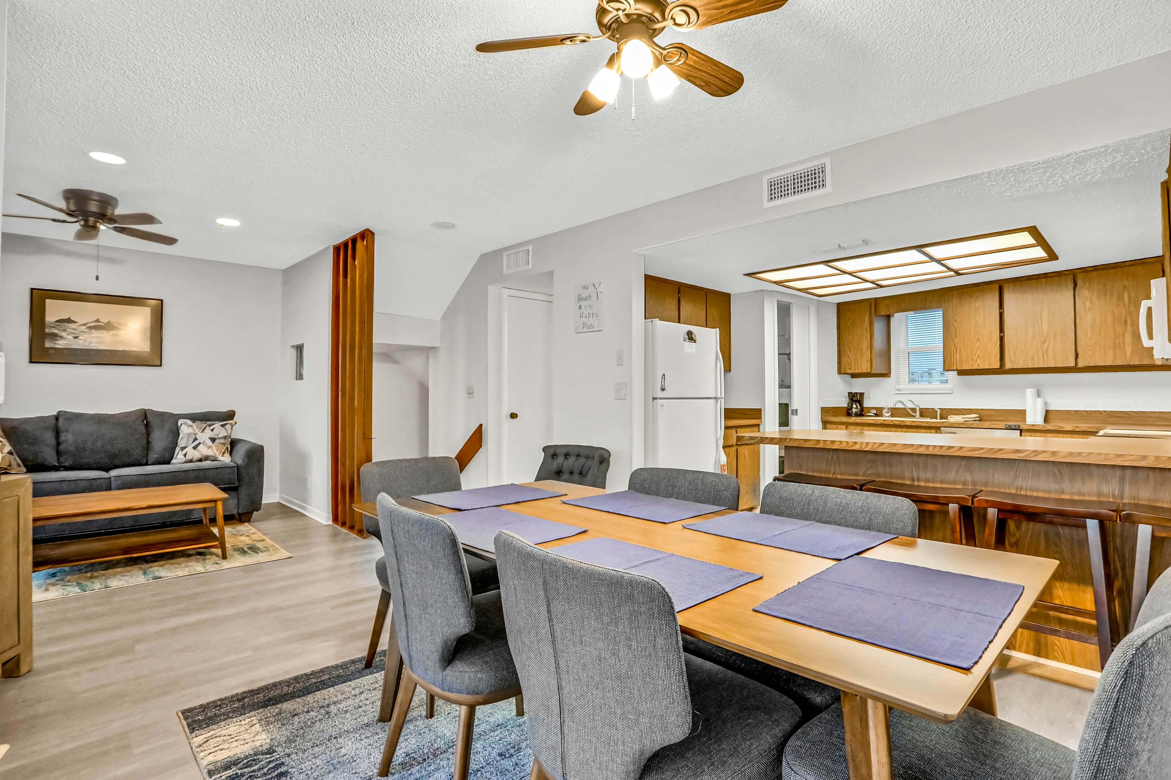 Charming Gulf front condo with balcony, full kitchen, central AC, & W/D