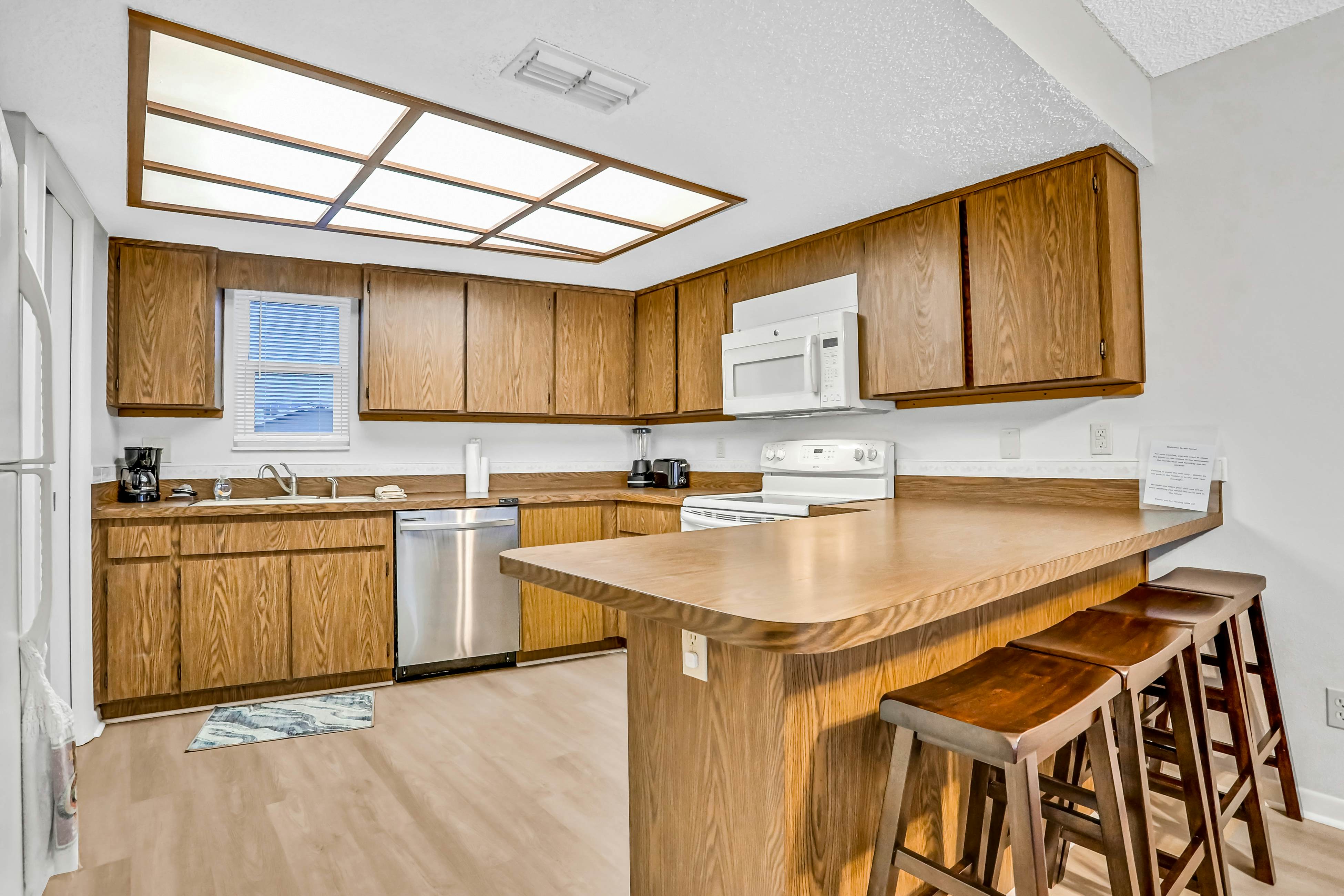 Charming Gulf front condo with balcony, full kitchen, central AC, & W/D