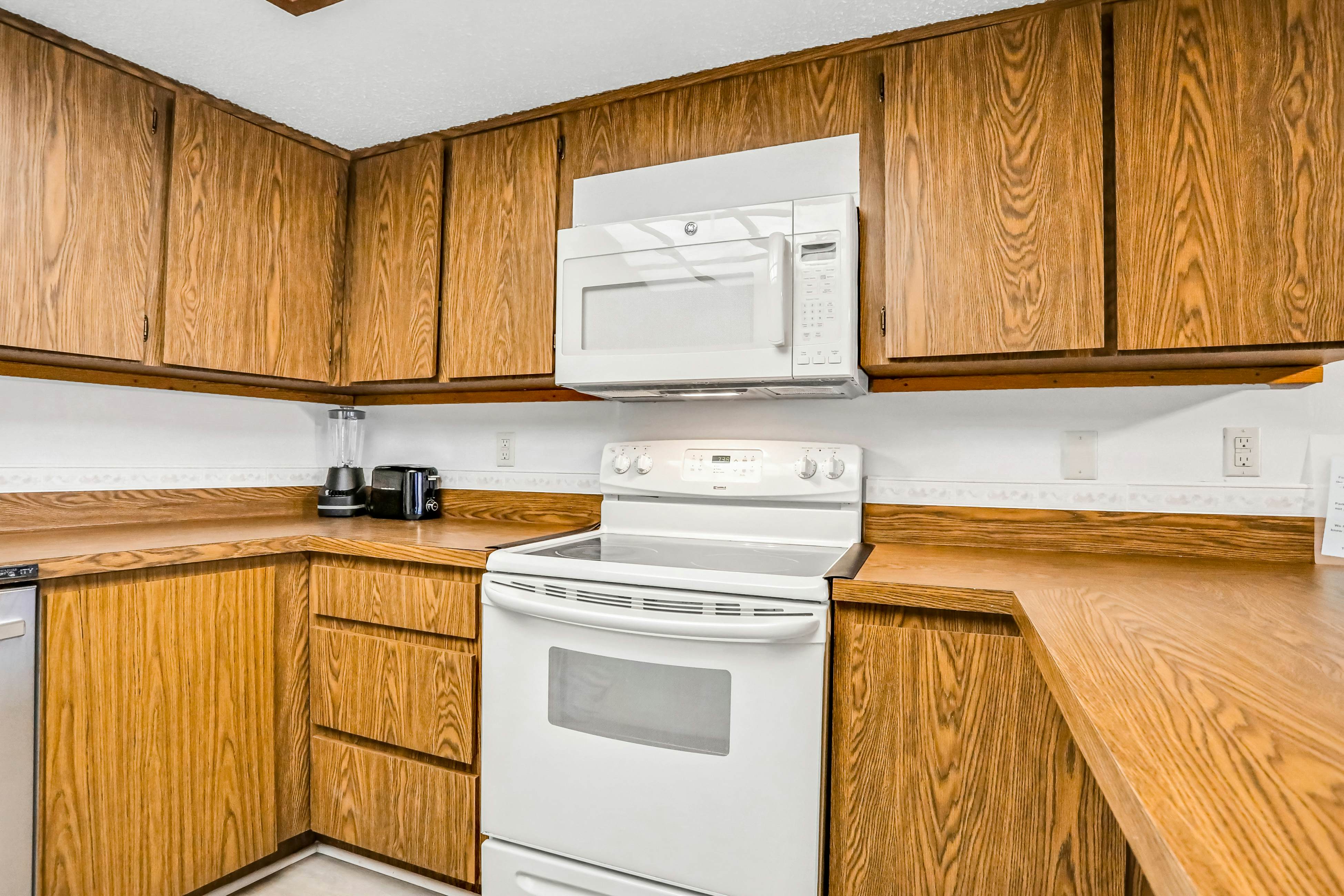 Charming Gulf front condo with balcony, full kitchen, central AC, & W/D