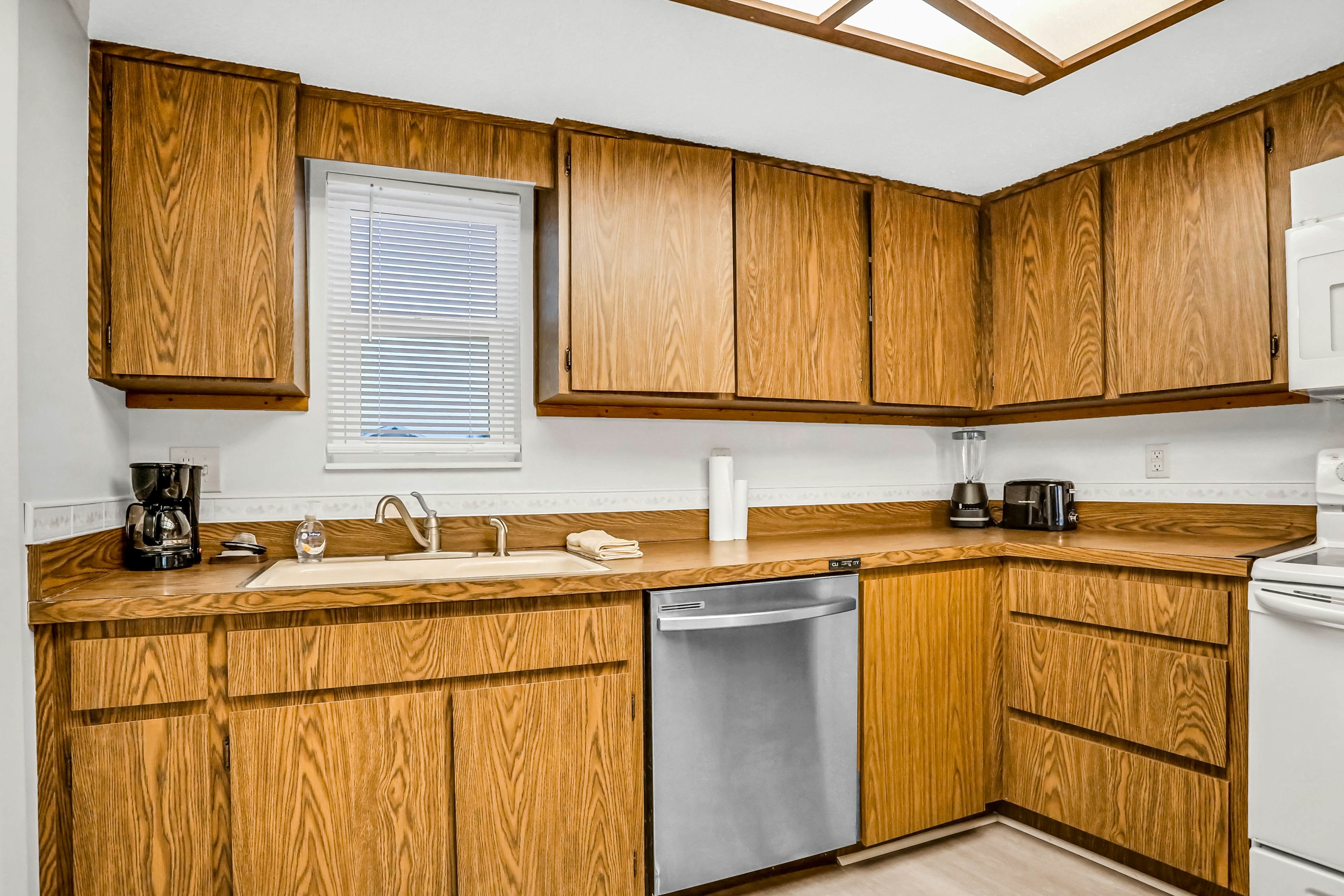 Charming Gulf front condo with balcony, full kitchen, central AC, & W/D