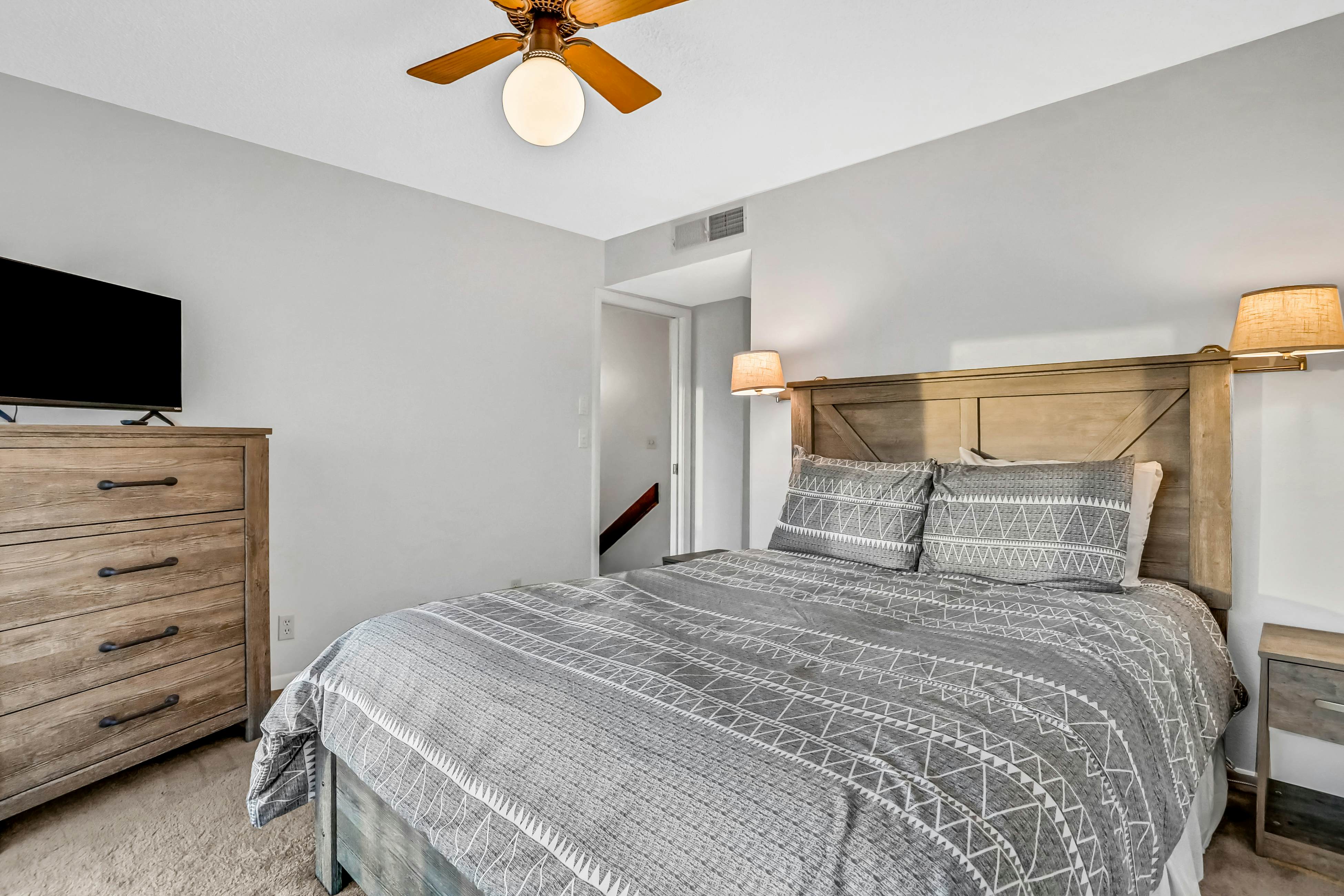 Charming Gulf front condo with balcony, full kitchen, central AC, & W/D