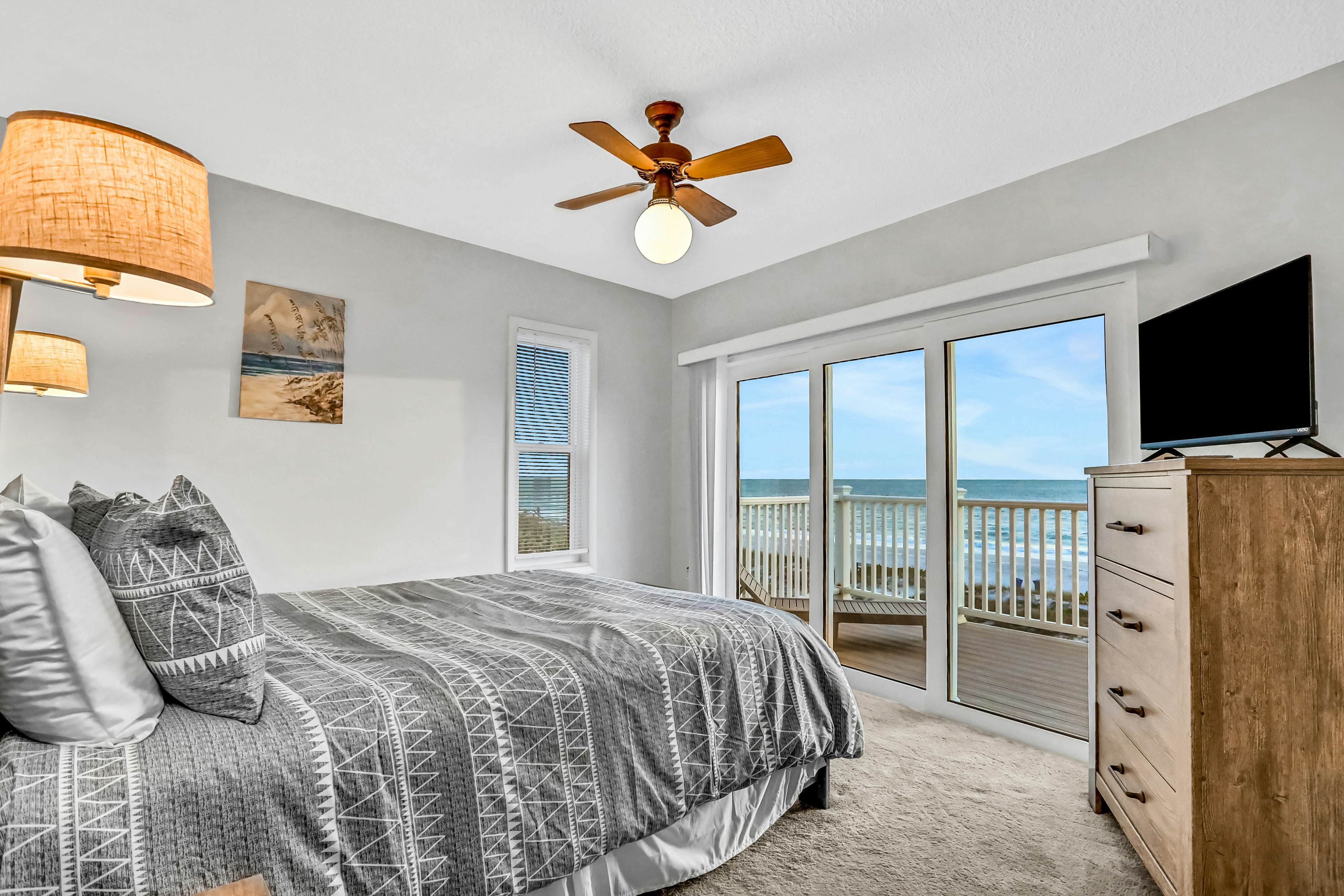 Charming Gulf front condo with balcony, full kitchen, central AC, & W/D