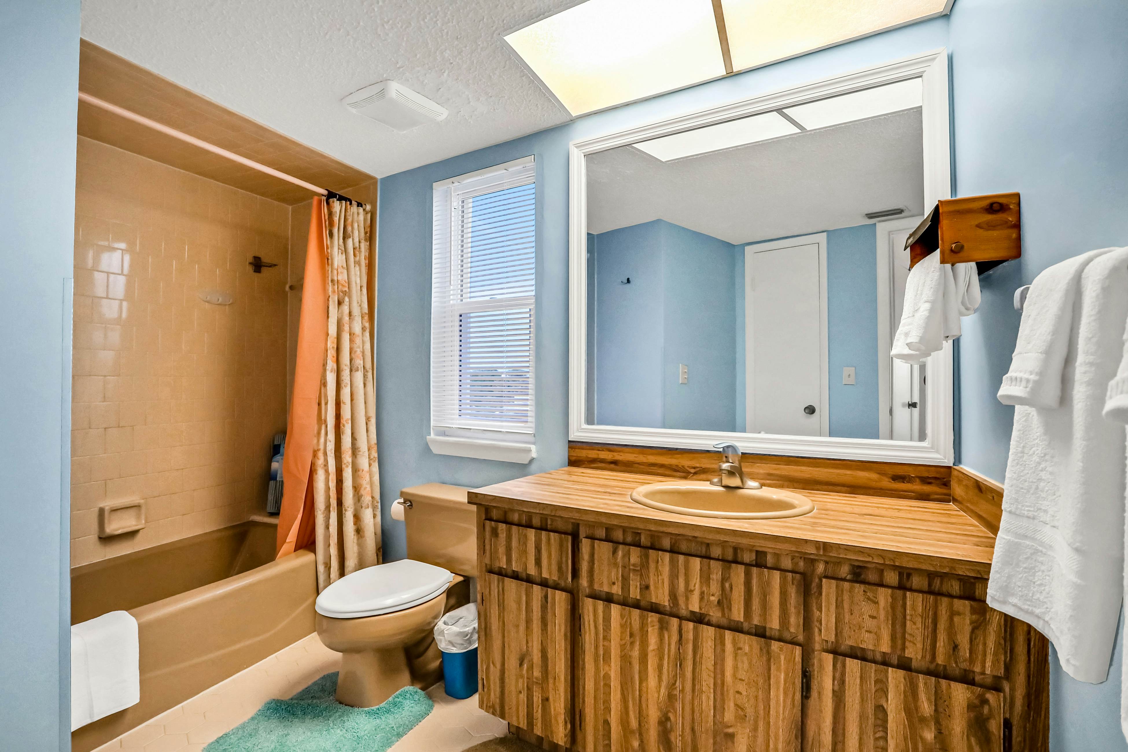 Charming Gulf front condo with balcony, full kitchen, central AC, & W/D