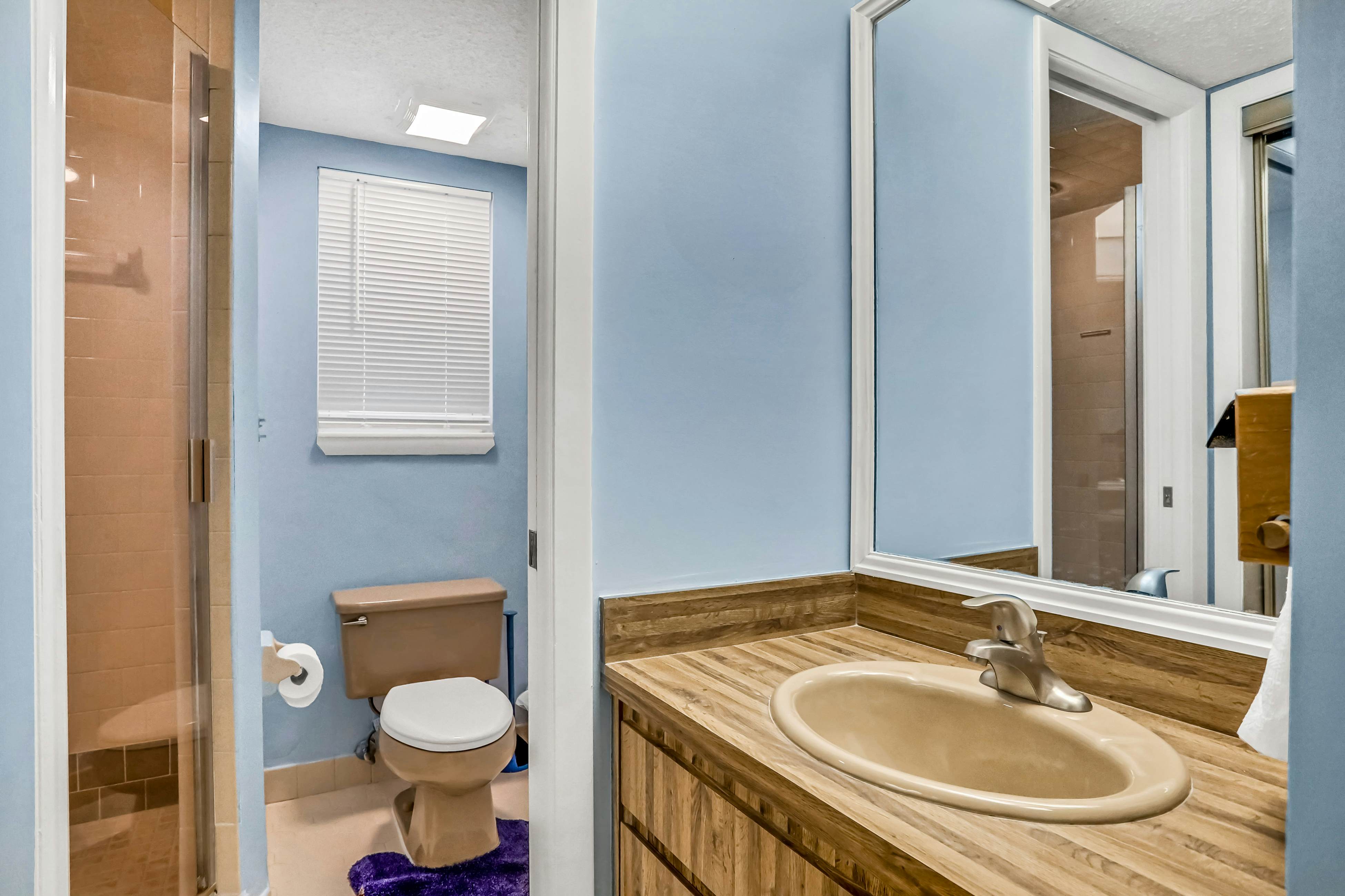 Charming Gulf front condo with balcony, full kitchen, central AC, & W/D