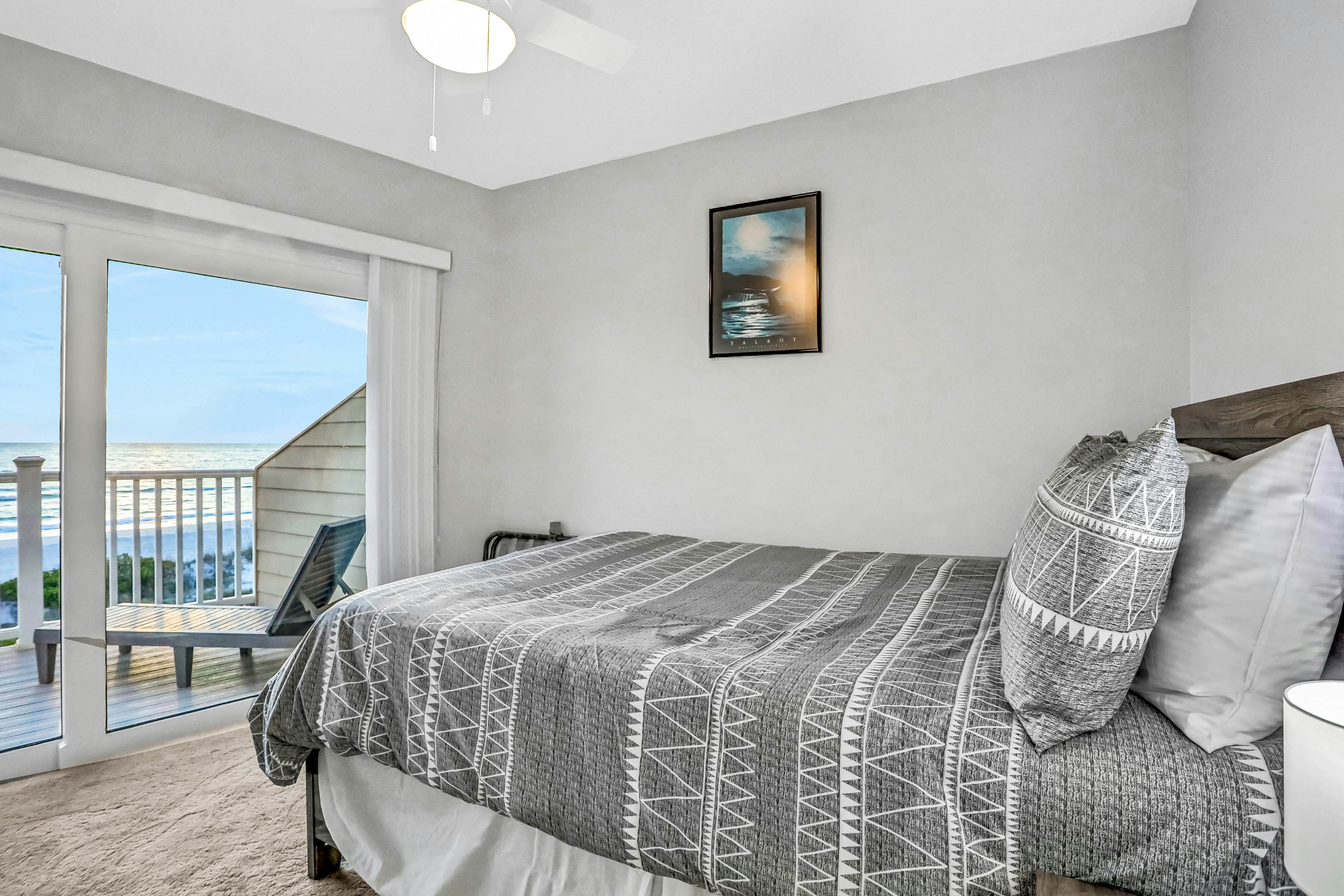 Charming Gulf front condo with balcony, full kitchen, central AC, & W/D