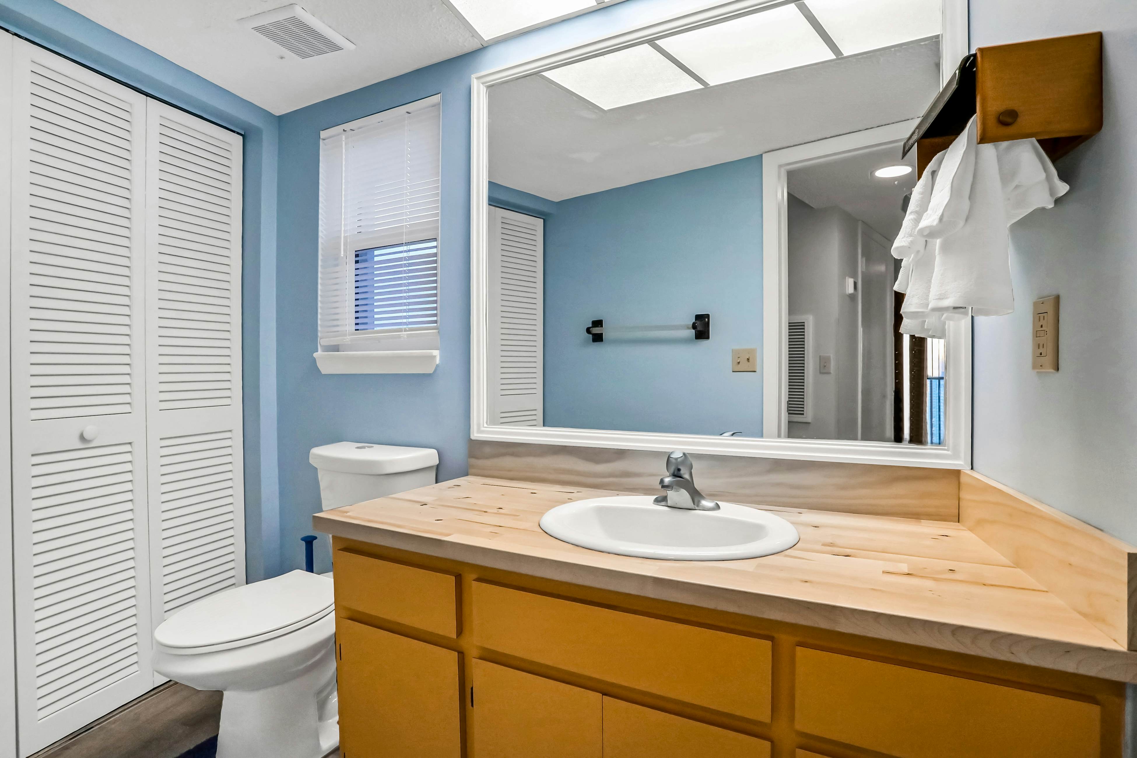 Charming Gulf front condo with balcony, full kitchen, central AC, & W/D