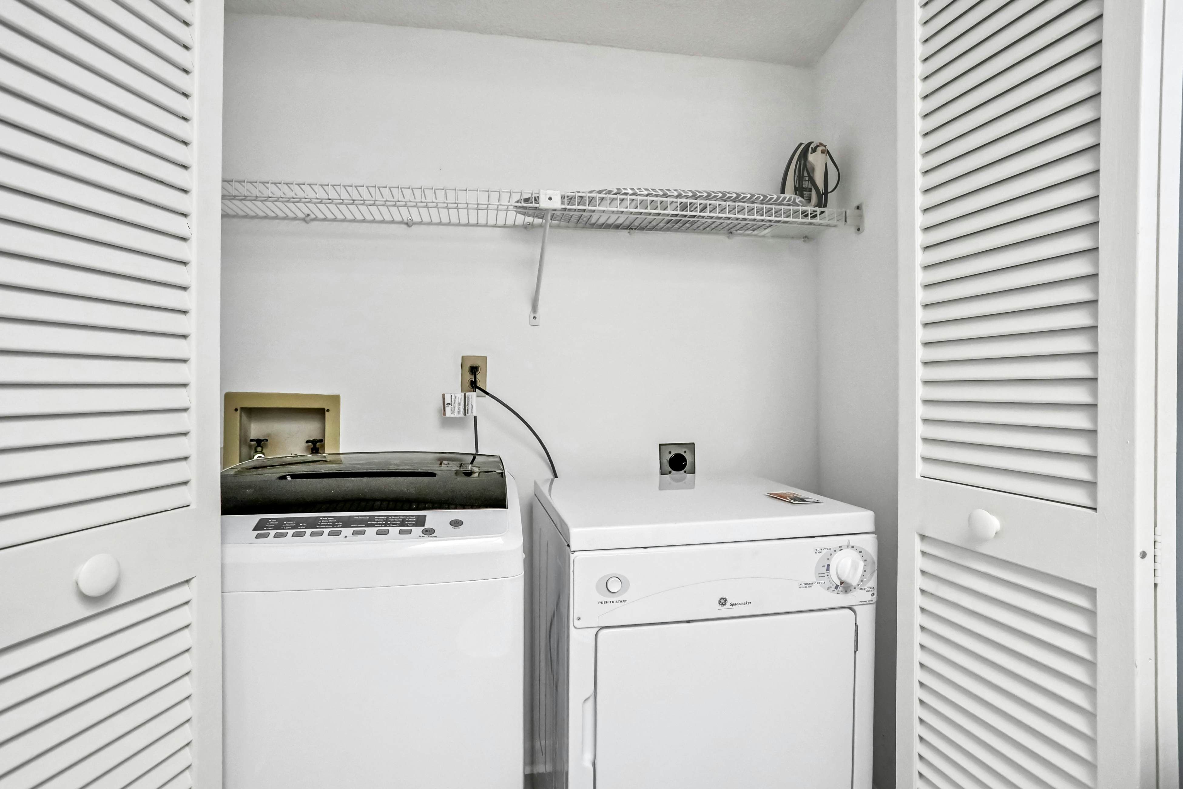 Charming Gulf front condo with balcony, full kitchen, central AC, & W/D