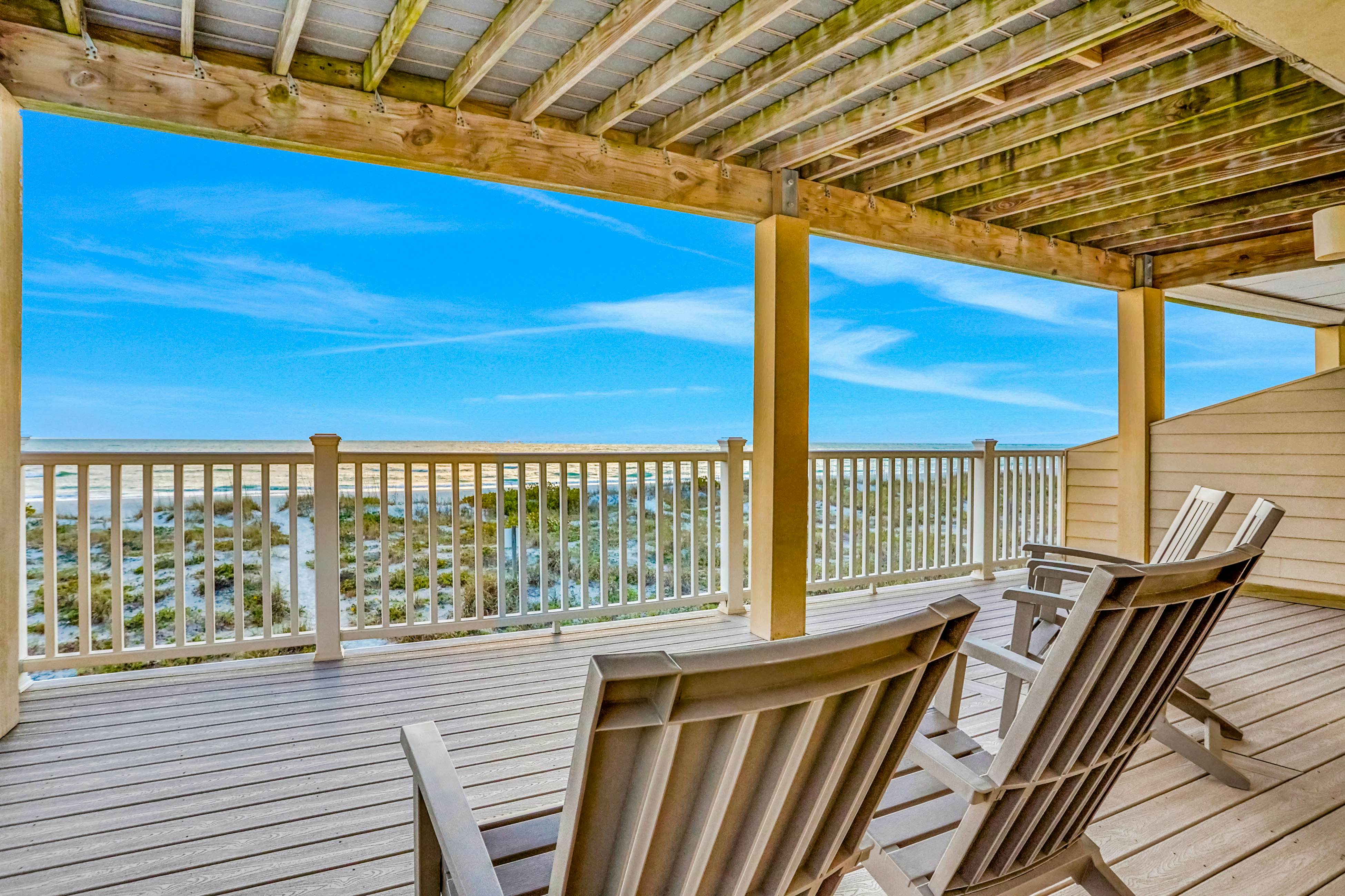 Charming Gulf front condo with balcony, full kitchen, central AC, & W/D