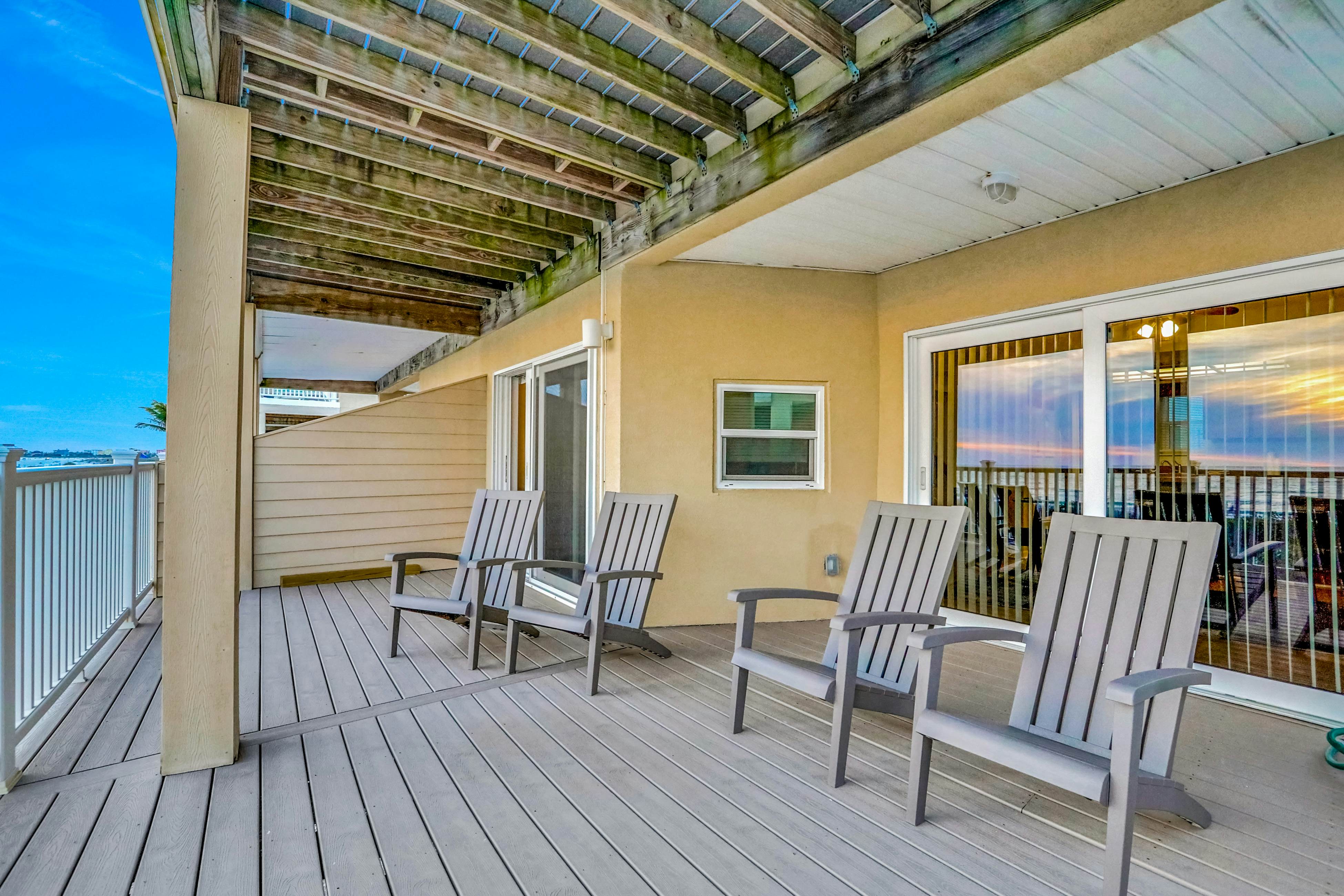 Charming Gulf front condo with balcony, full kitchen, central AC, & W/D