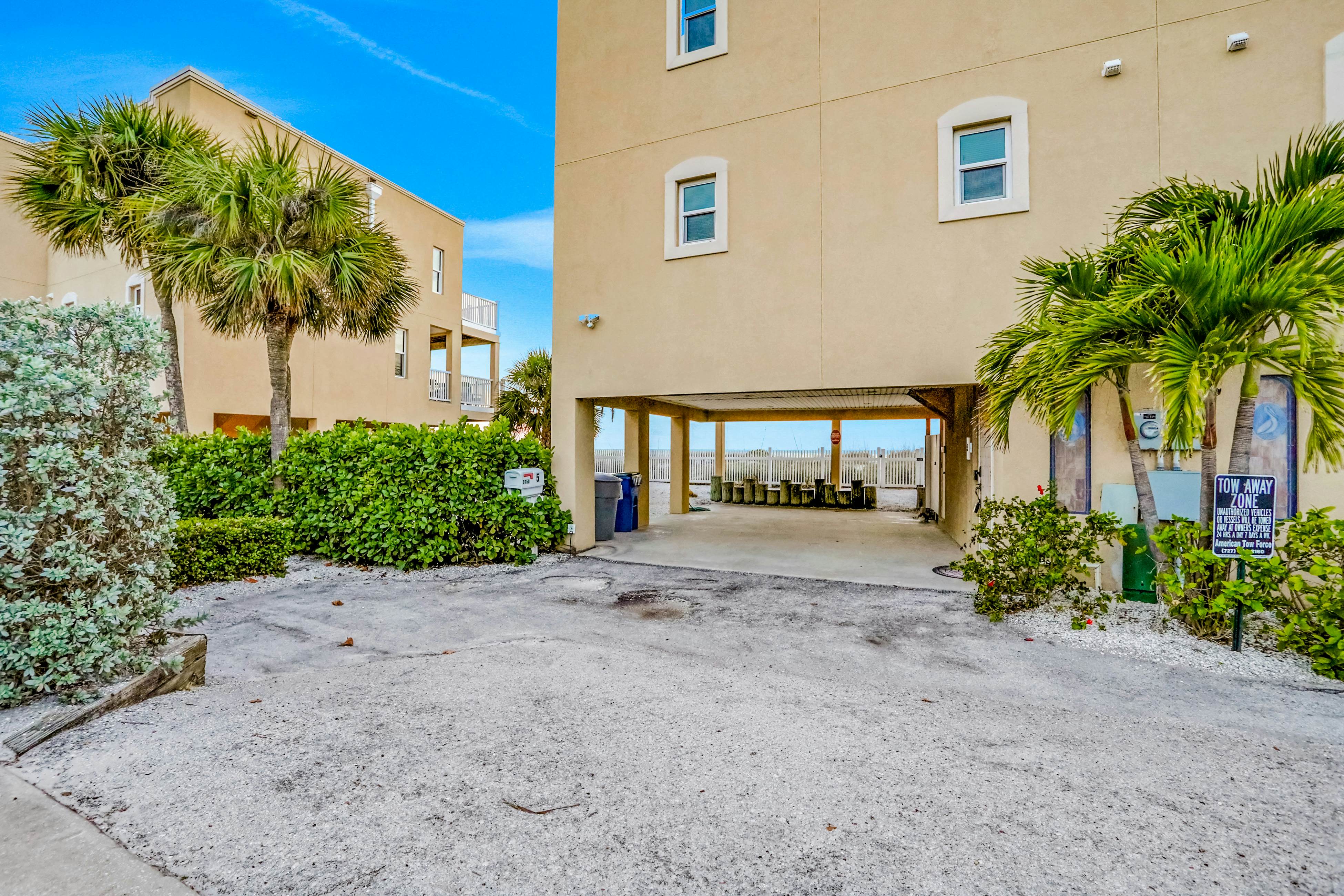 Charming Gulf front condo with balcony, full kitchen, central AC, & W/D