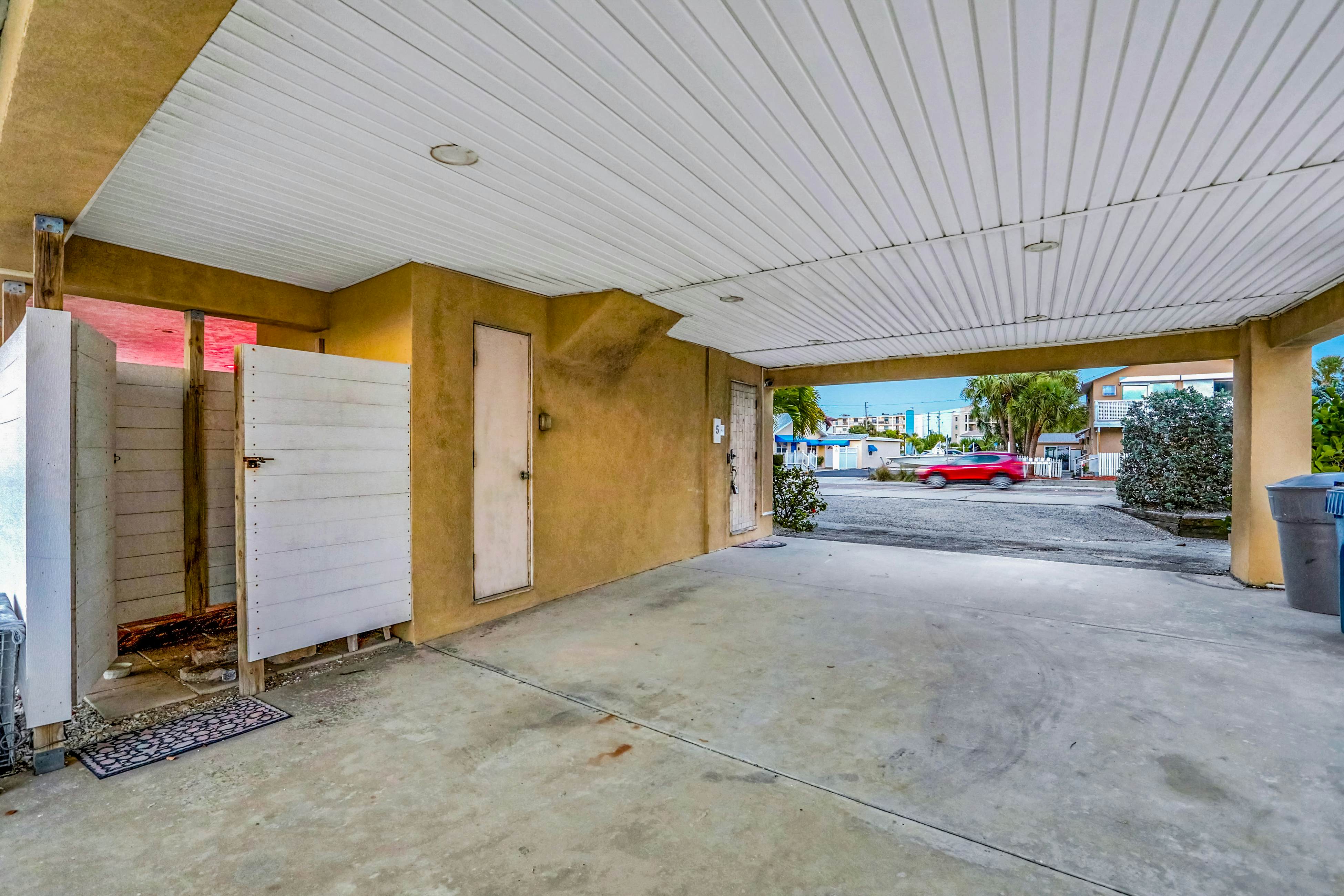 Charming Gulf front condo with balcony, full kitchen, central AC, & W/D