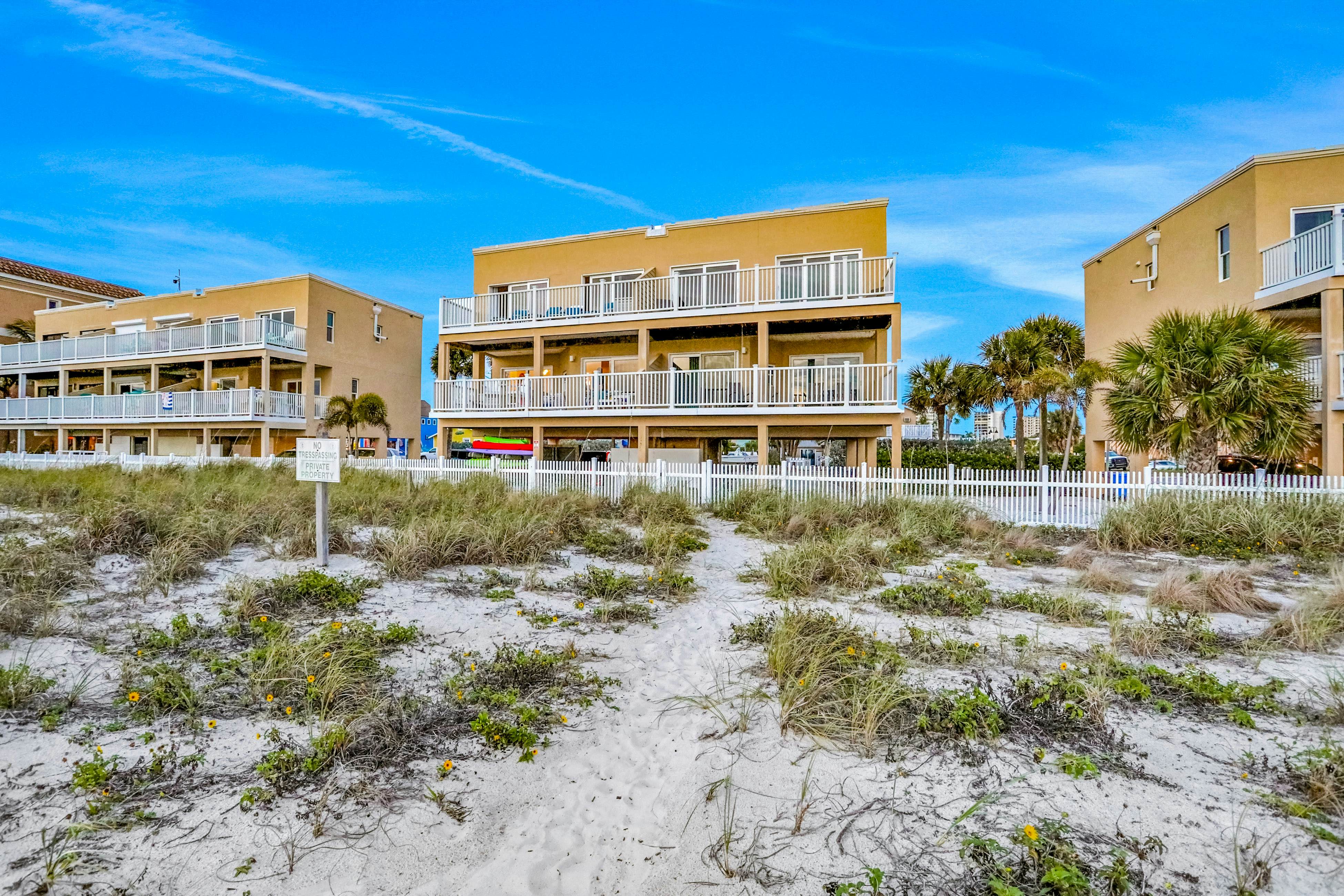 Charming Gulf front condo with balcony, full kitchen, central AC, & W/D