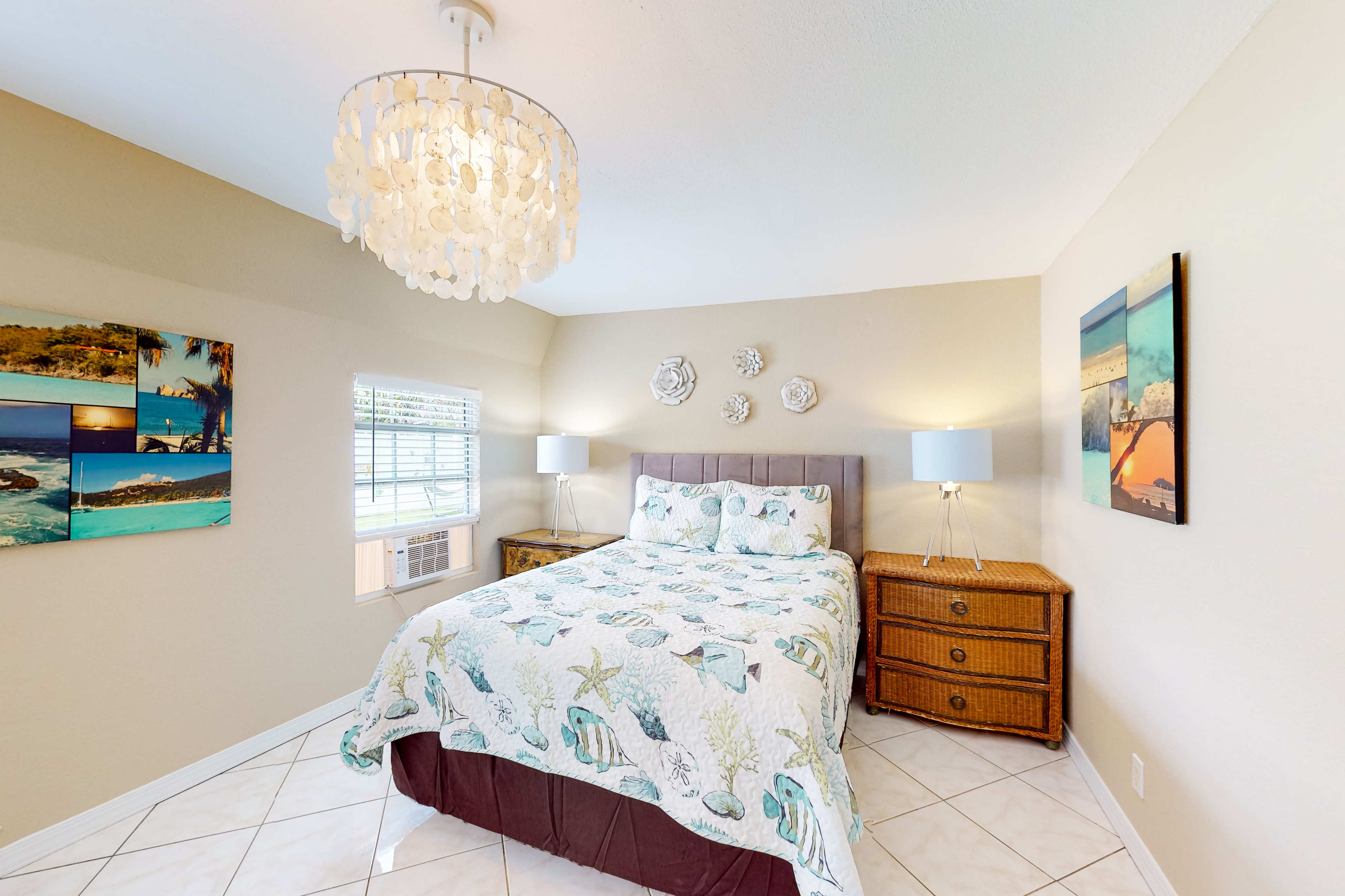 3 Cozy Cottages with Kitchens, AC & Shared Yard