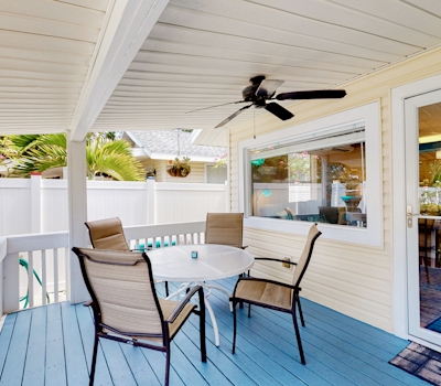 Charming single level cottage with a kitchen enclosed yard and WiFi