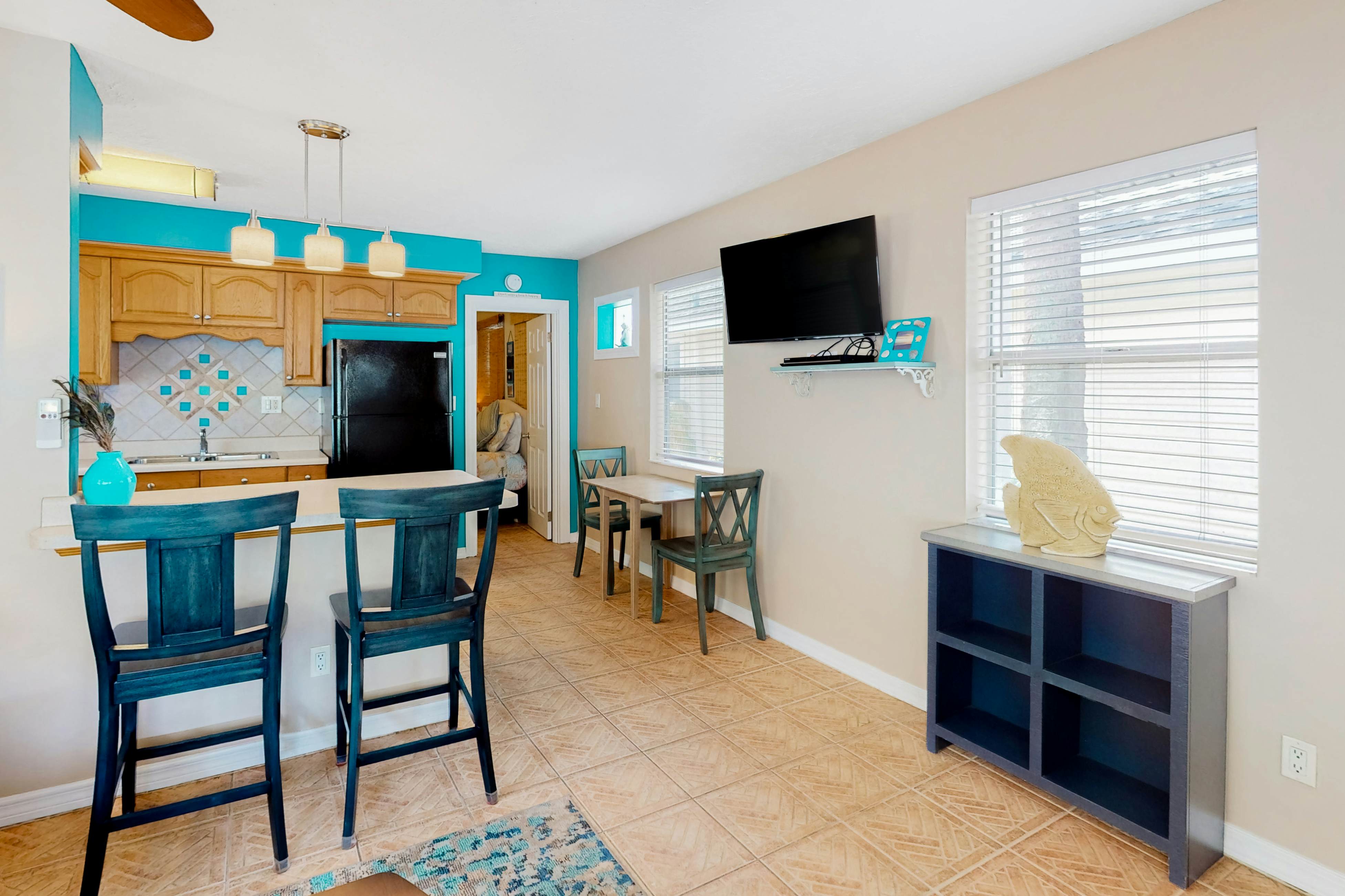 Charming, single-level cottage with a kitchen, enclosed yard, & fast WiFi