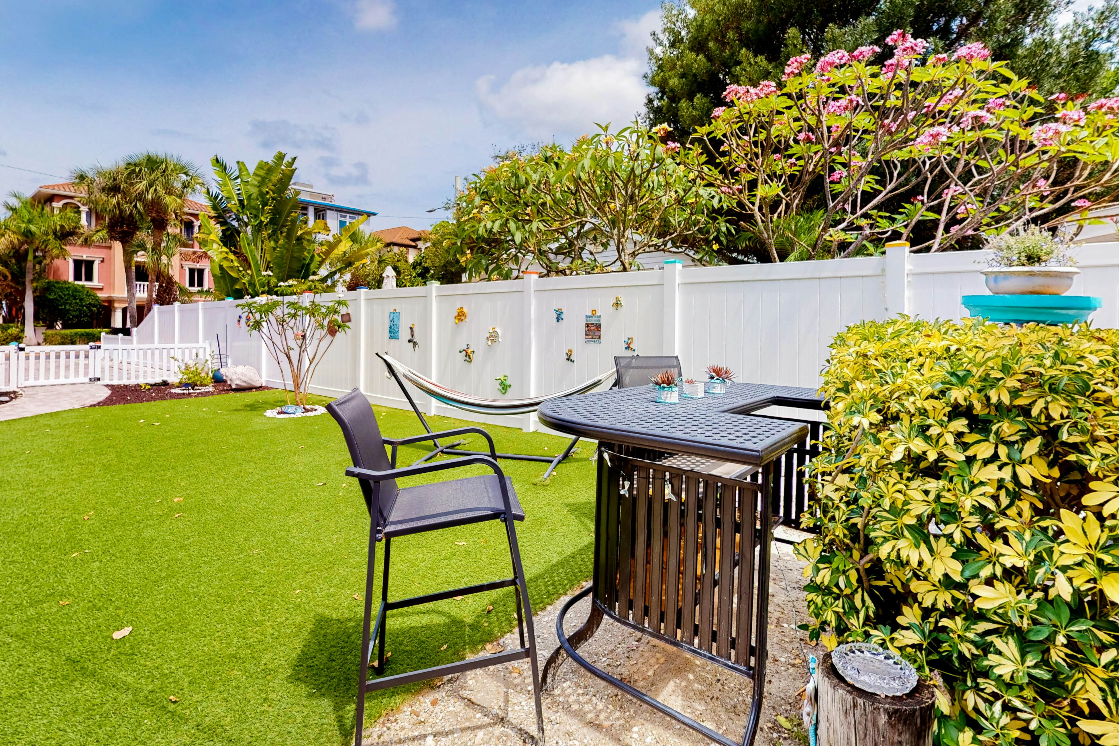 Charming, single-level cottage with a kitchen, enclosed yard, & fast WiFi