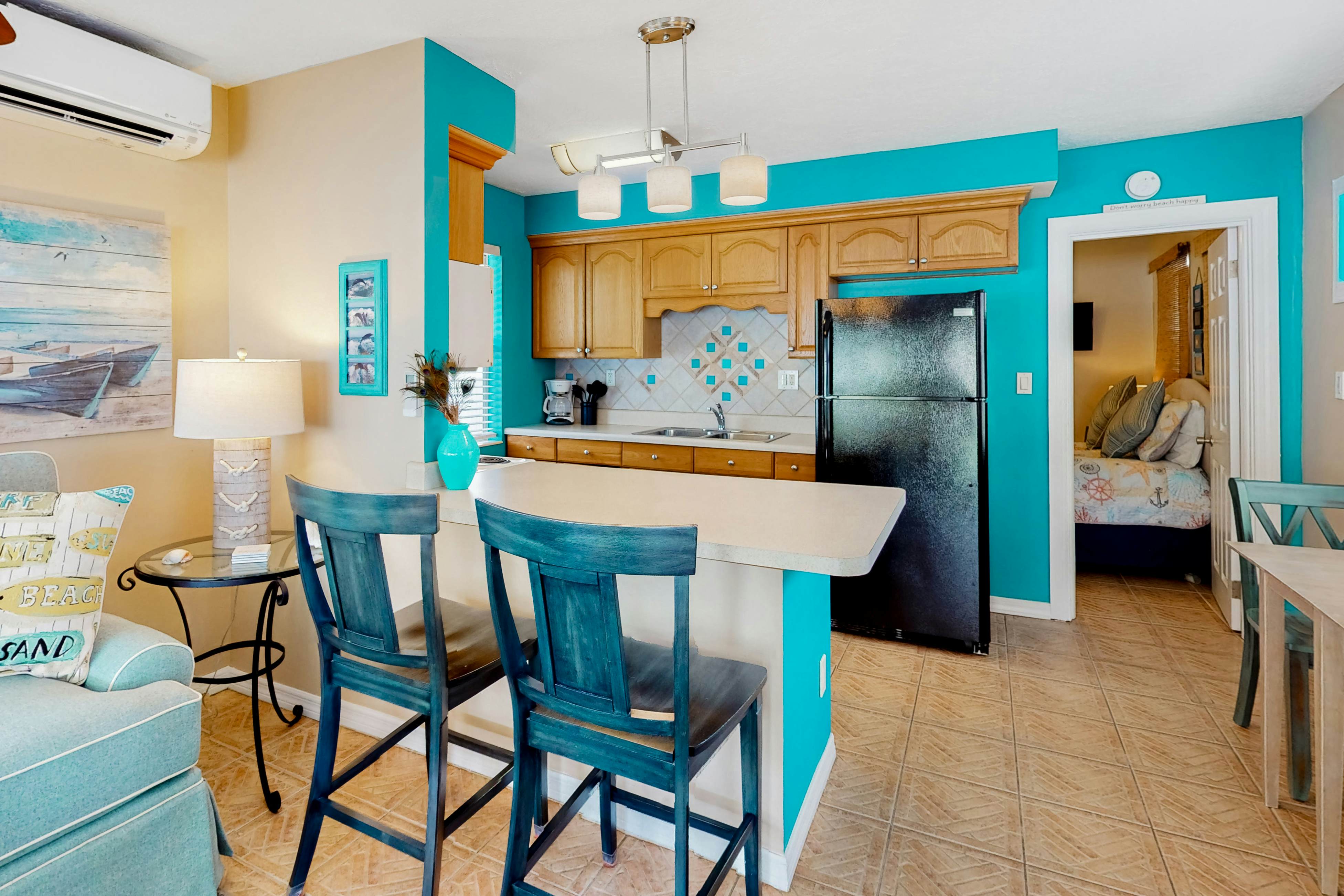 Charming, single-level cottage with a kitchen, enclosed yard, & fast WiFi