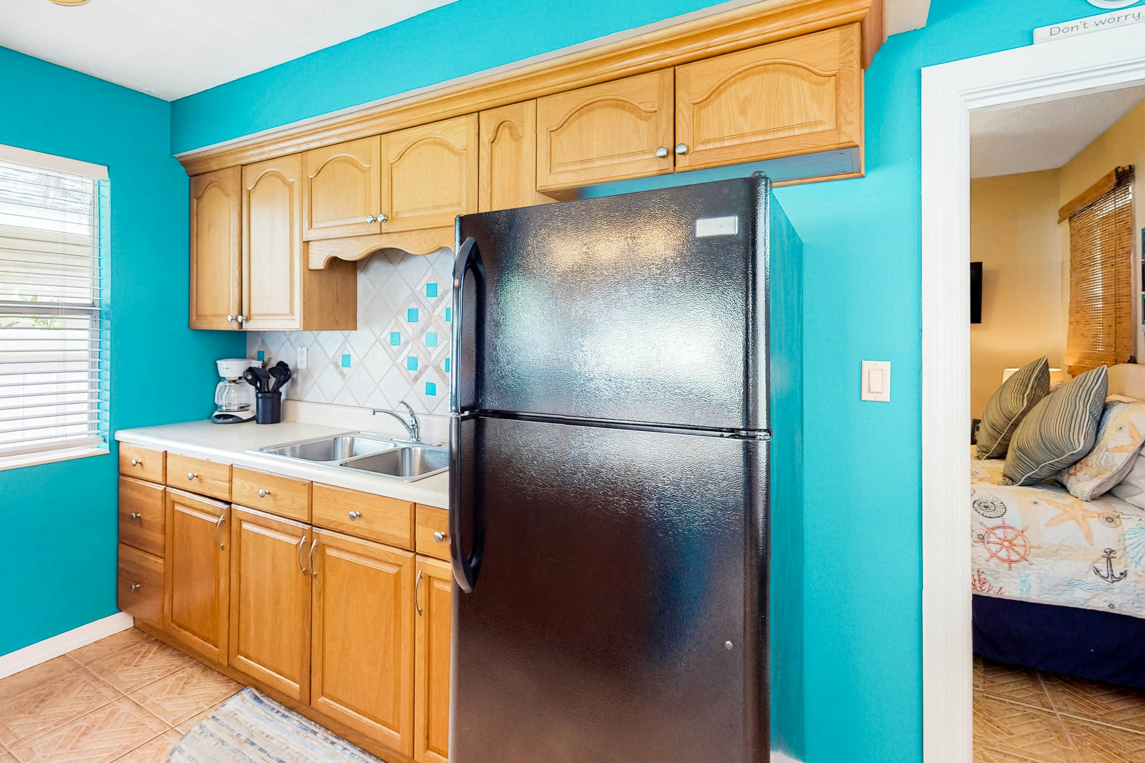 Charming, single-level cottage with a kitchen, enclosed yard, & fast WiFi