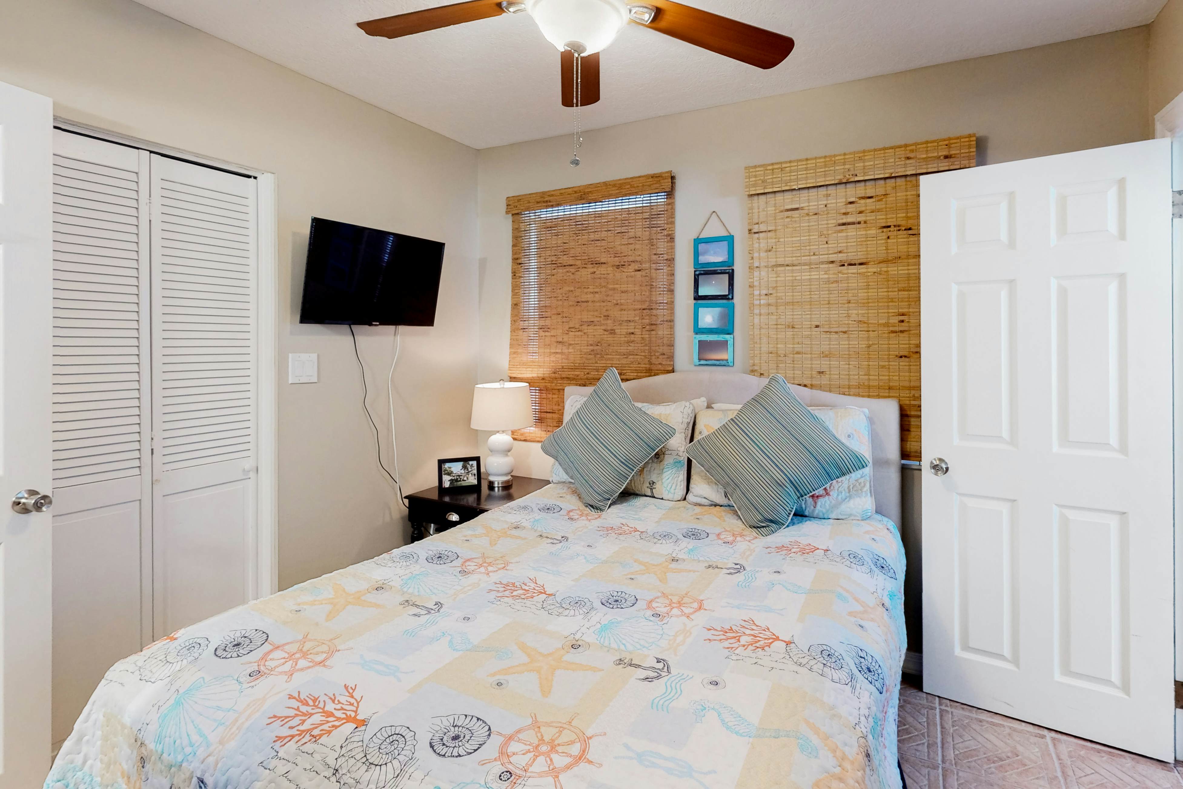 Charming, single-level cottage with a kitchen, enclosed yard, & fast WiFi