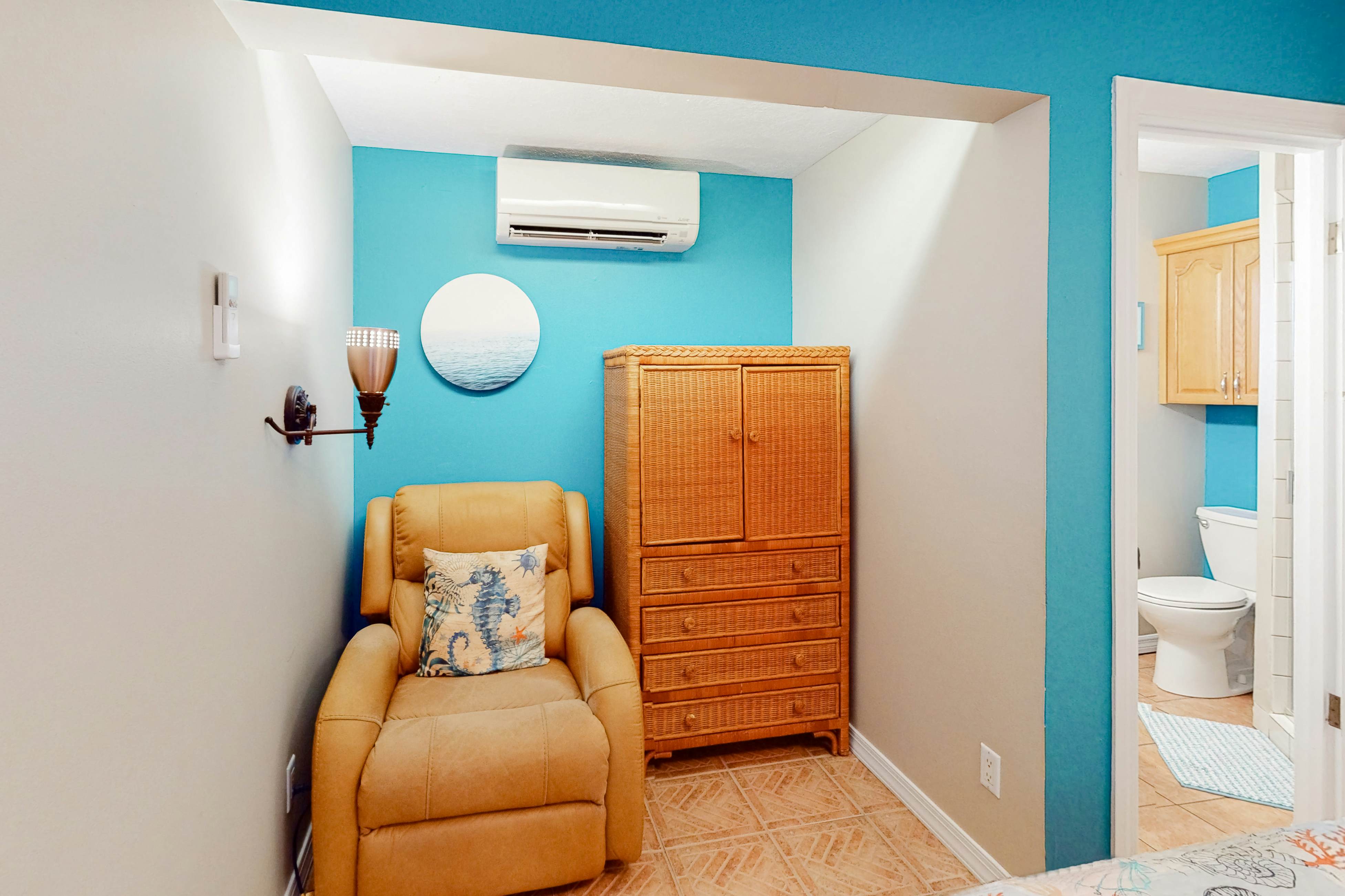 Charming, single-level cottage with a kitchen, enclosed yard, & fast WiFi