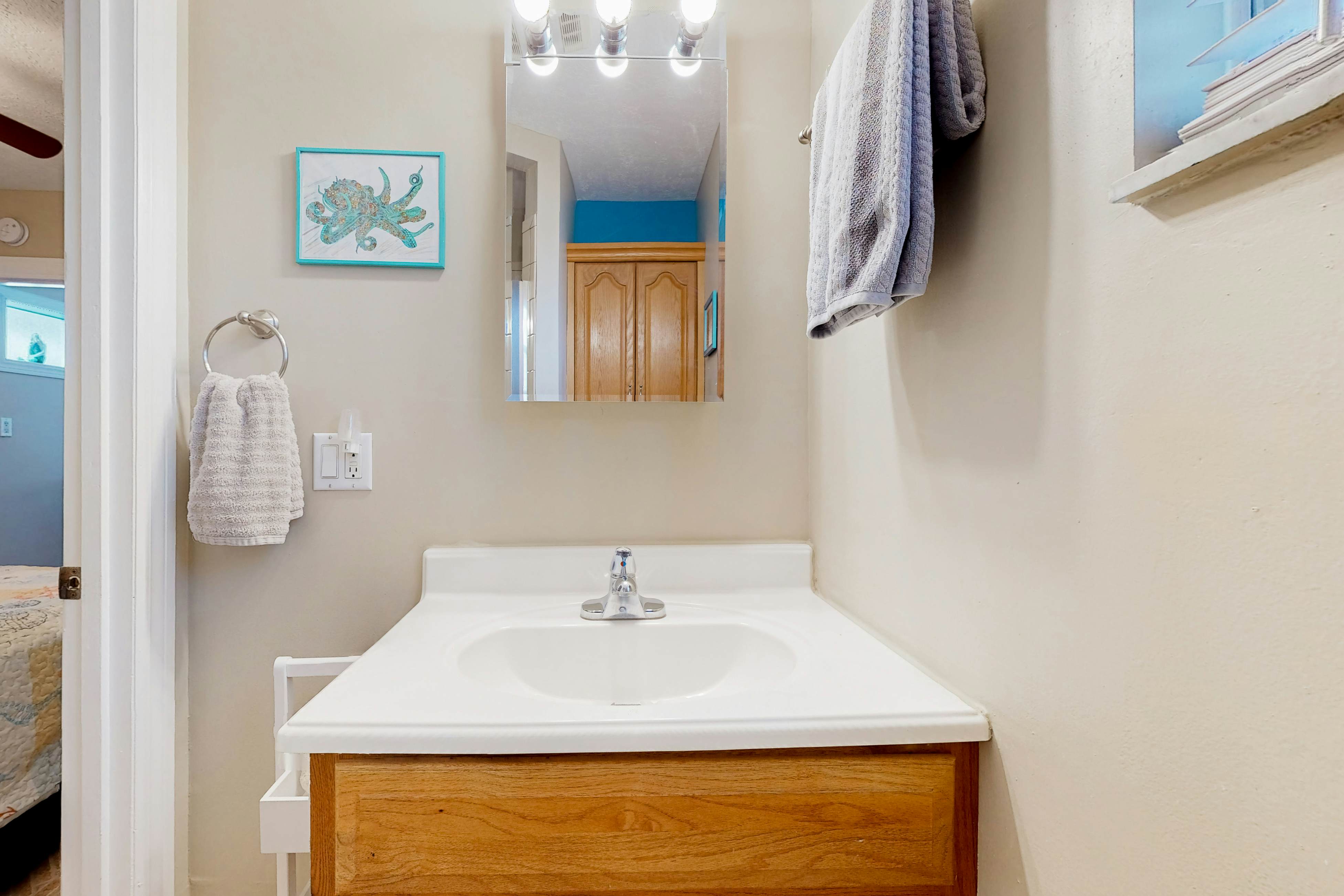 Charming, single-level cottage with a kitchen, enclosed yard, & fast WiFi