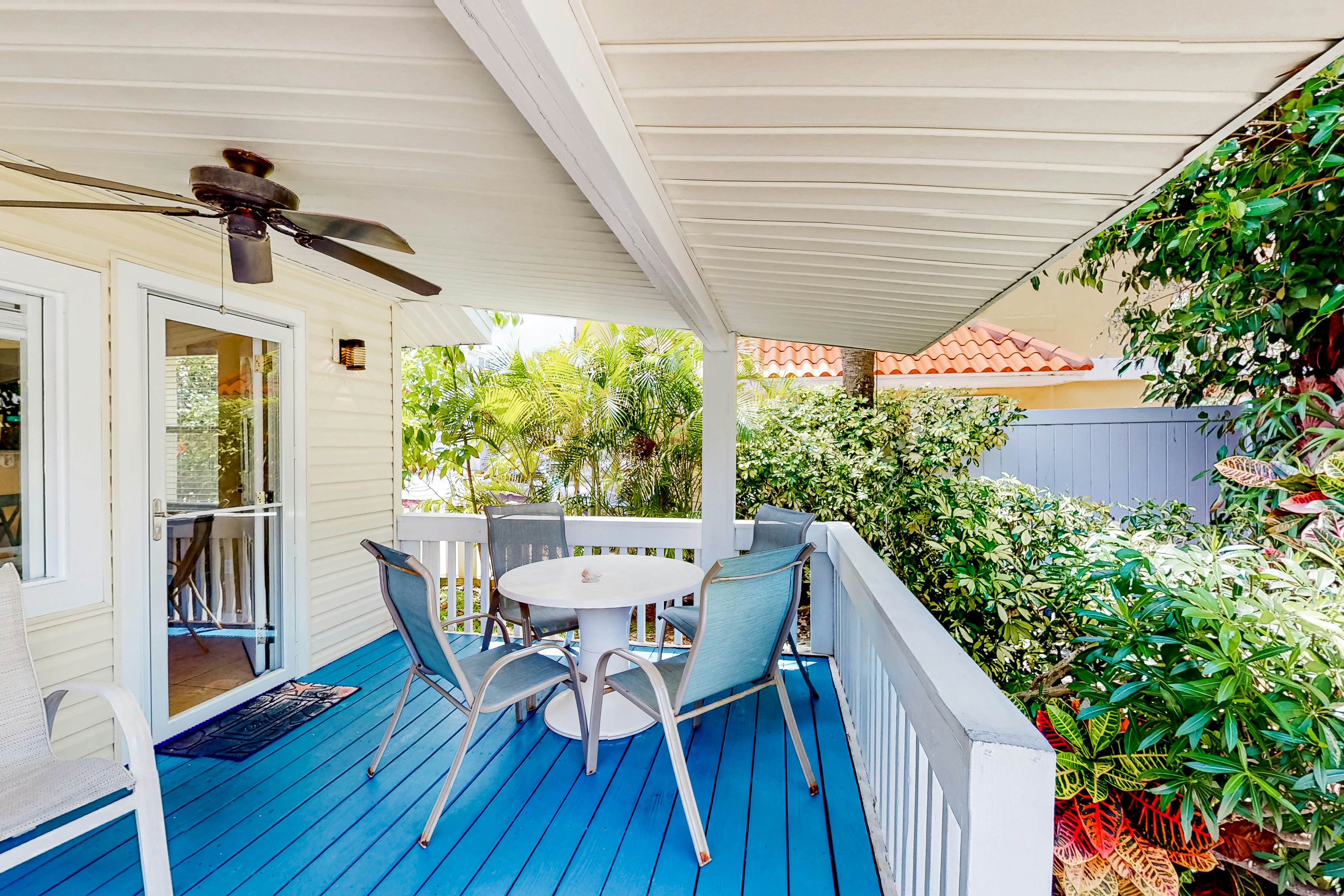 Cute cottage near the beach with grill, enclosed yard, fast WiFi, W/D, deck & AC