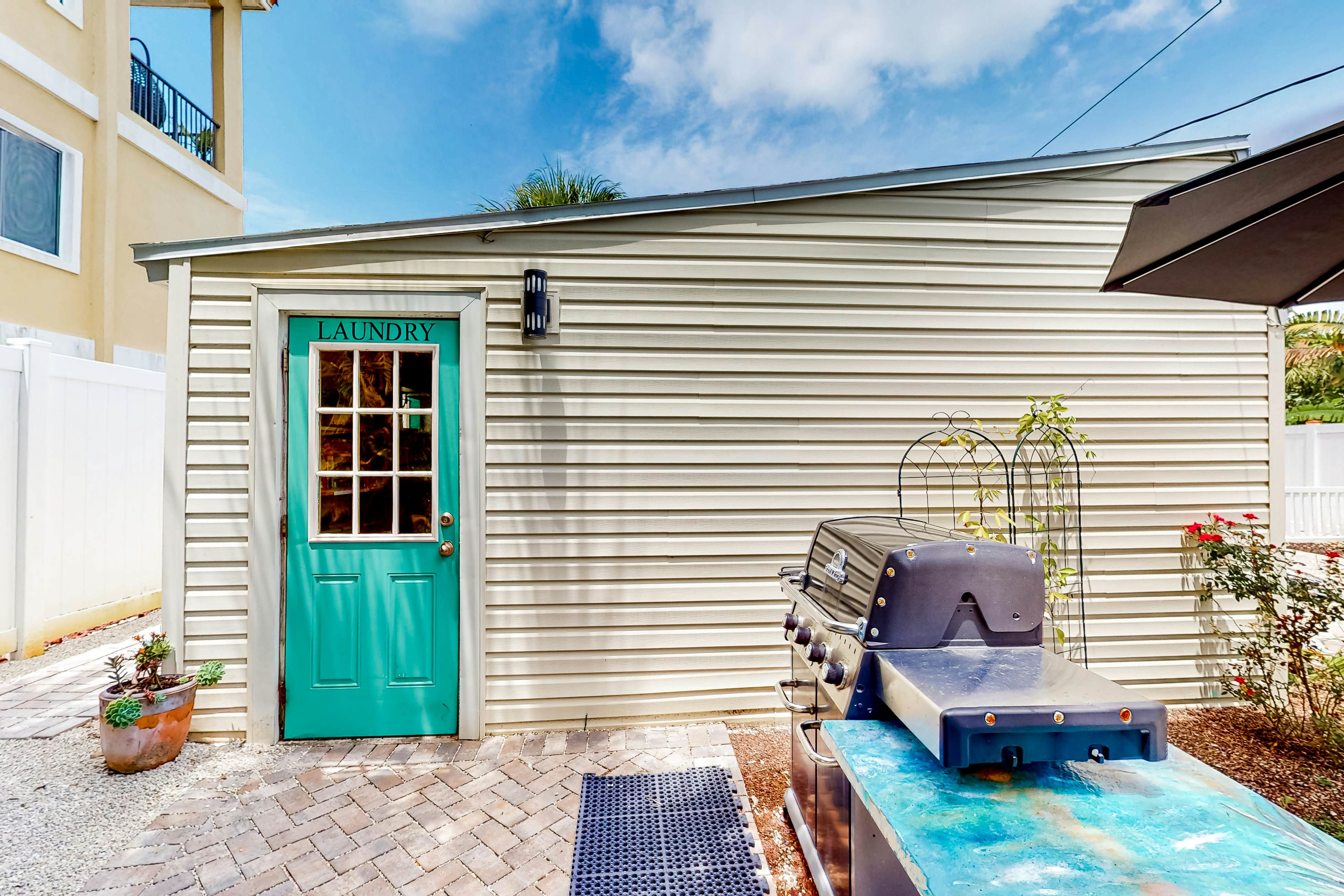 Cute cottage near the beach with grill, enclosed yard, fast WiFi, W/D, deck & AC