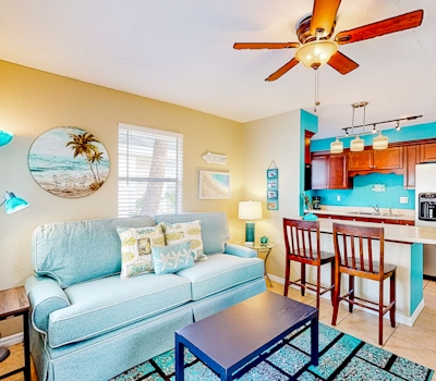 Cute cottage near the beach with grill enclosed yard WiFi WD deck and AC