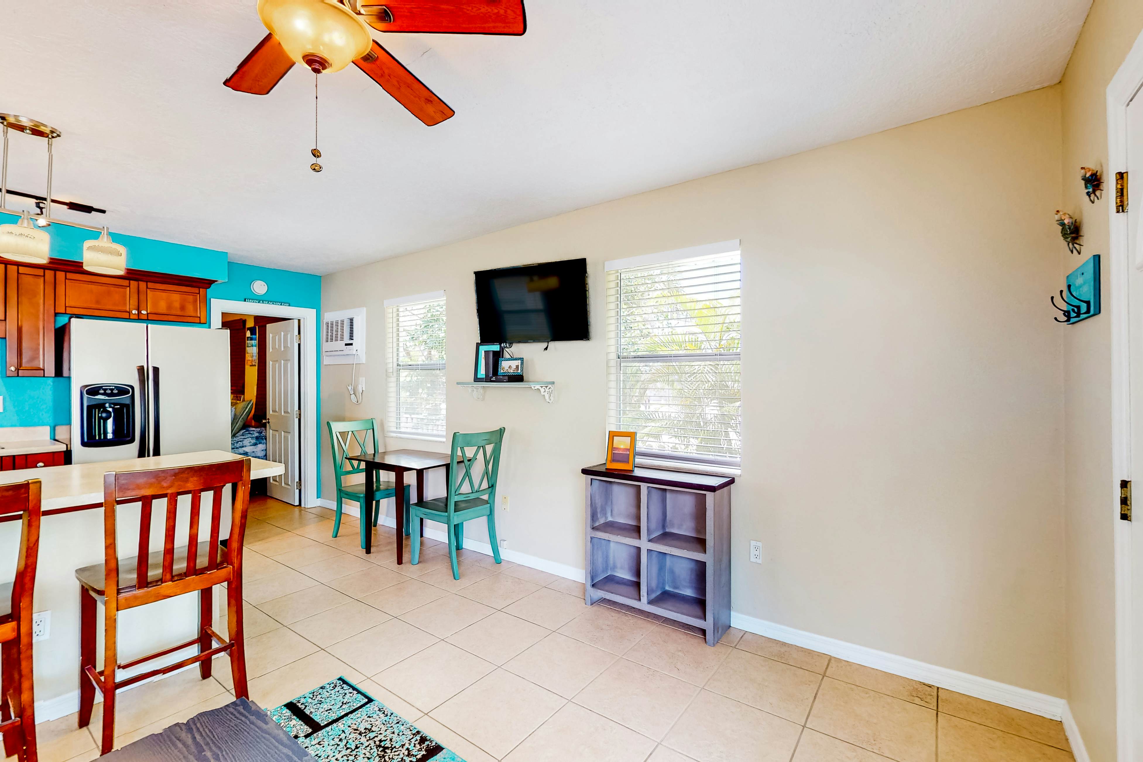 Cute cottage near the beach with grill, enclosed yard, fast WiFi, W/D, deck & AC