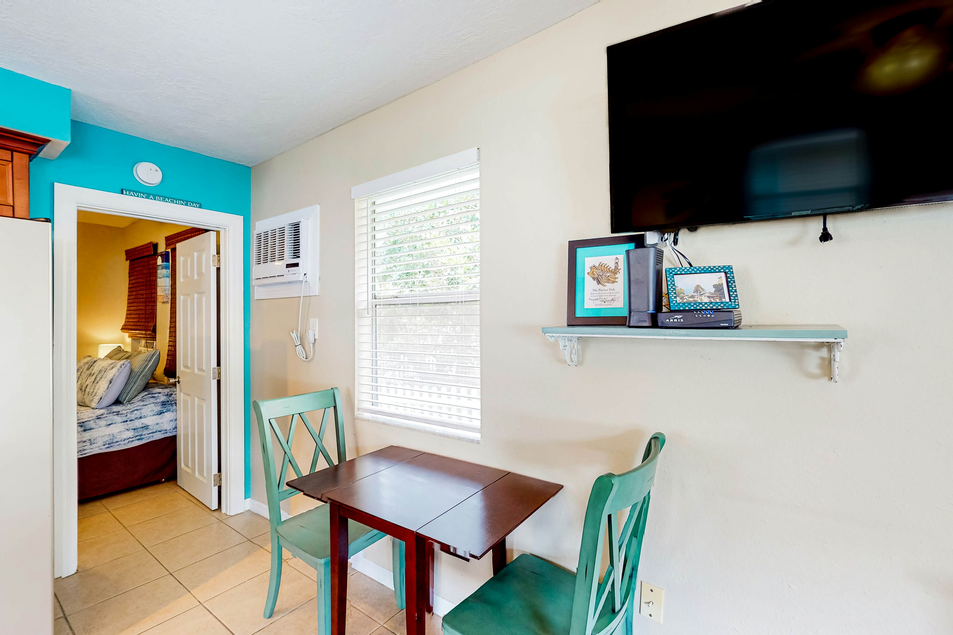 Cute cottage near the beach with grill, enclosed yard, fast WiFi, W/D, deck & AC