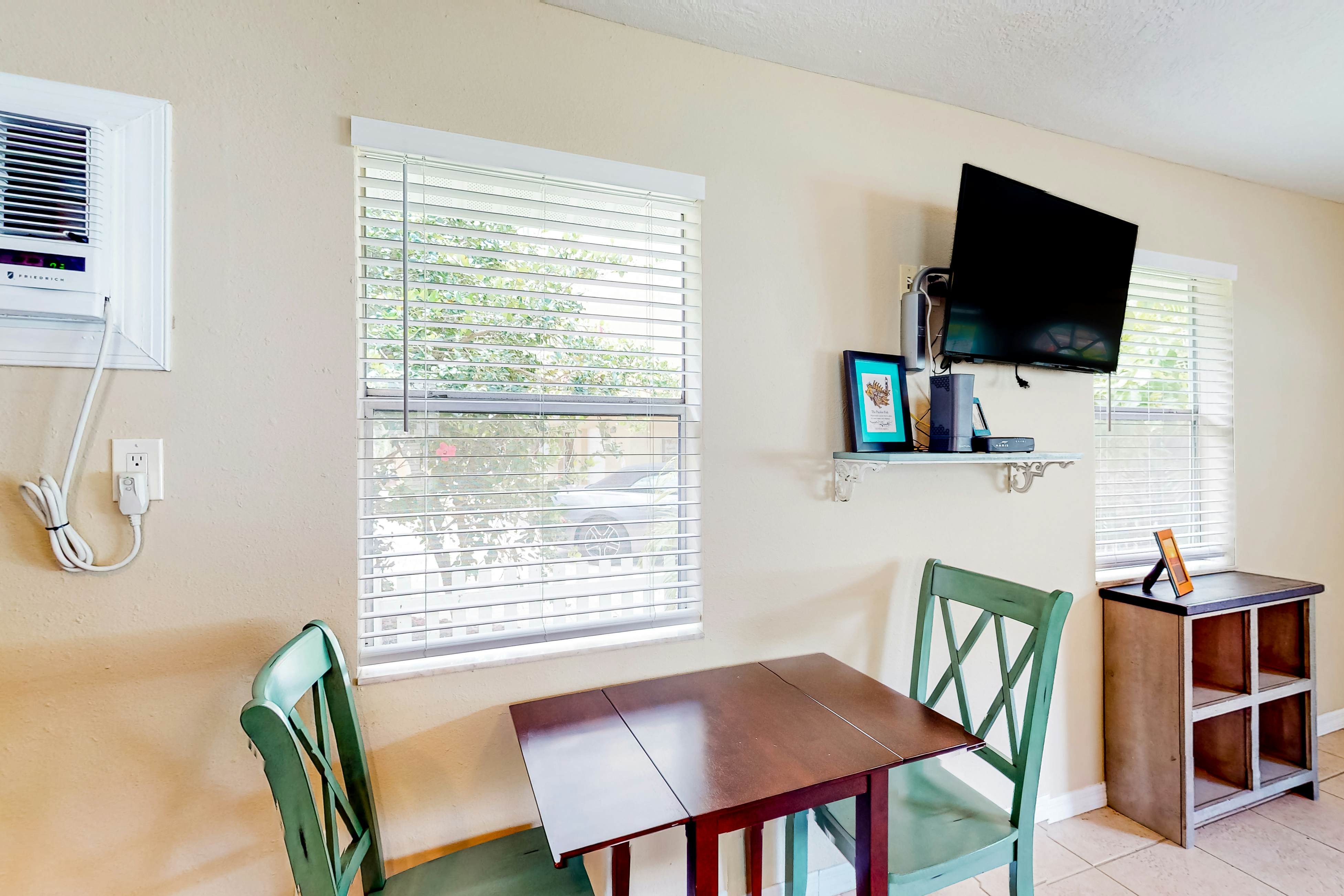 Cute cottage near the beach with grill, enclosed yard, fast WiFi, W/D, deck & AC