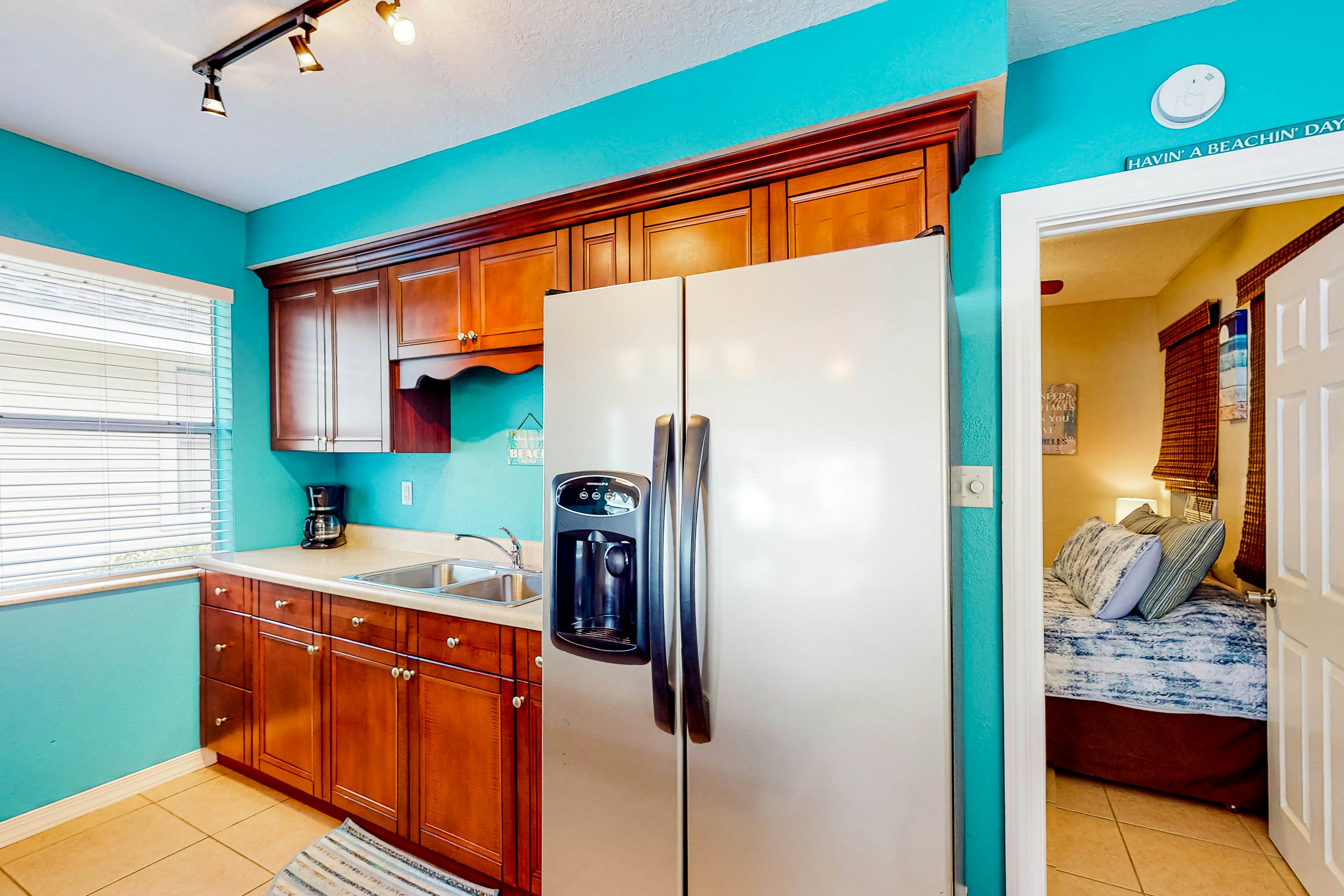 Cute cottage near the beach with grill, enclosed yard, fast WiFi, W/D, deck & AC