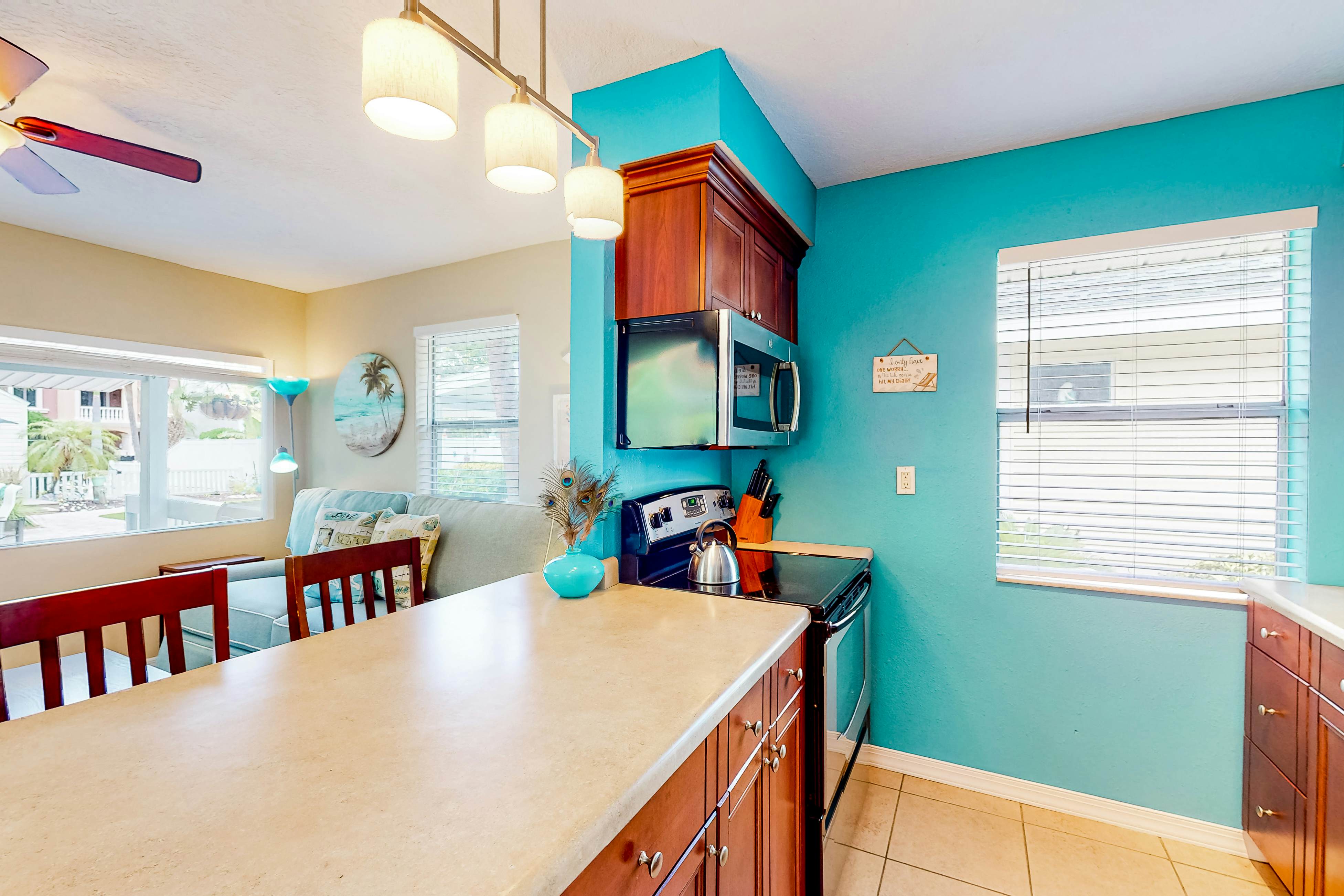 Cute cottage near the beach with grill, enclosed yard, fast WiFi, W/D, deck & AC