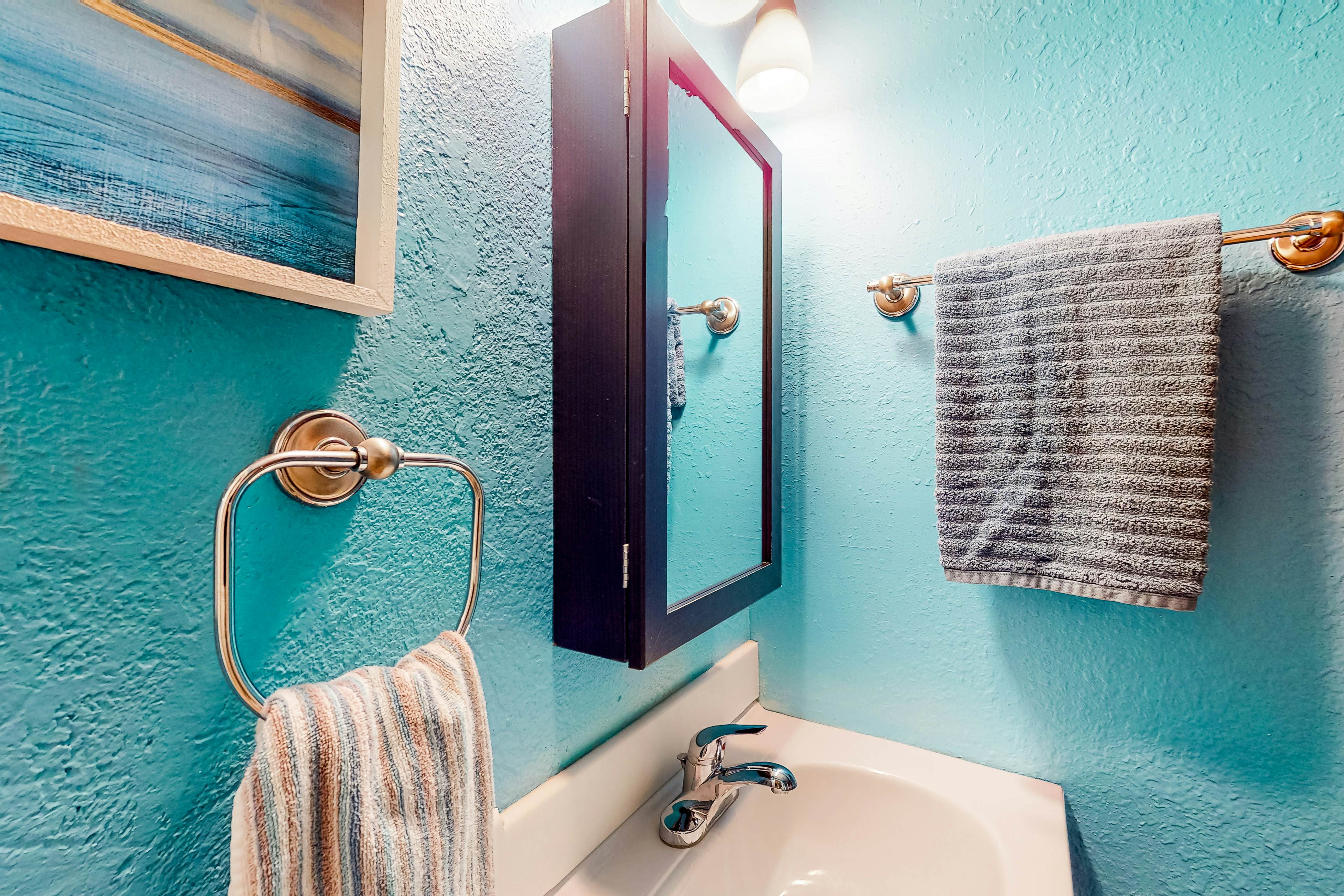 Cute cottage near the beach with grill, enclosed yard, fast WiFi, W/D, deck & AC