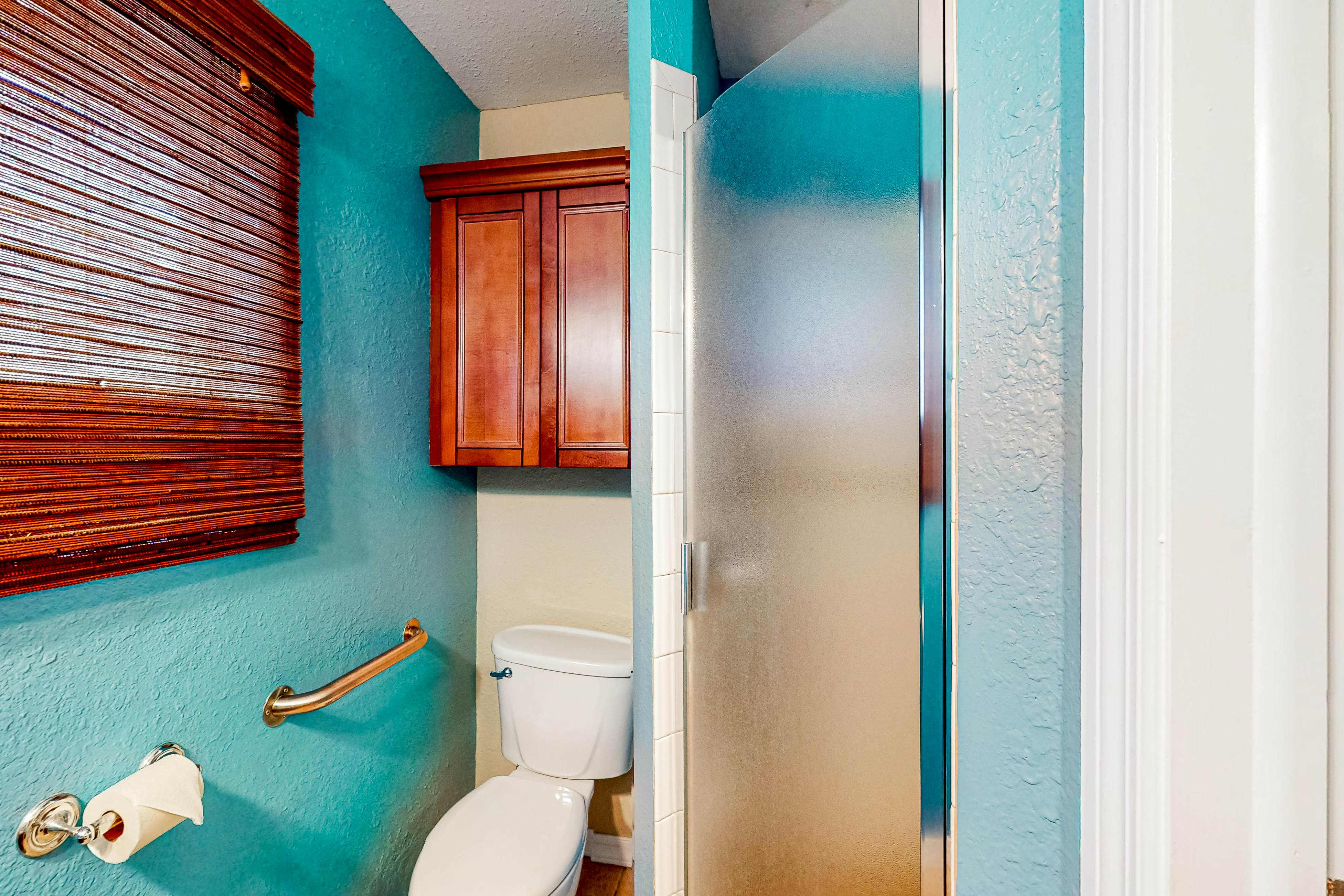 Cute cottage near the beach with grill, enclosed yard, fast WiFi, W/D, deck & AC