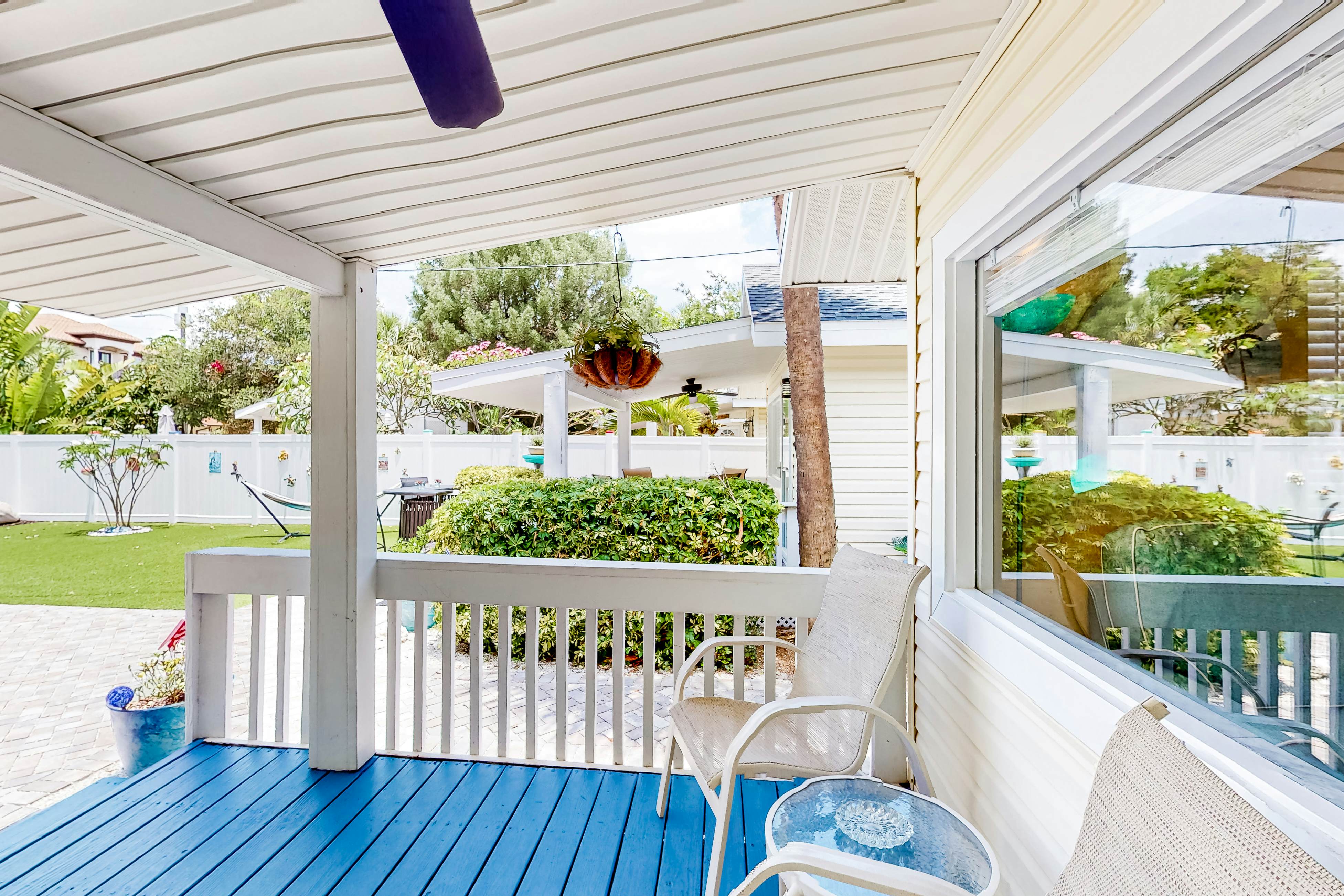 Cute cottage near the beach with grill, enclosed yard, fast WiFi, W/D, deck & AC