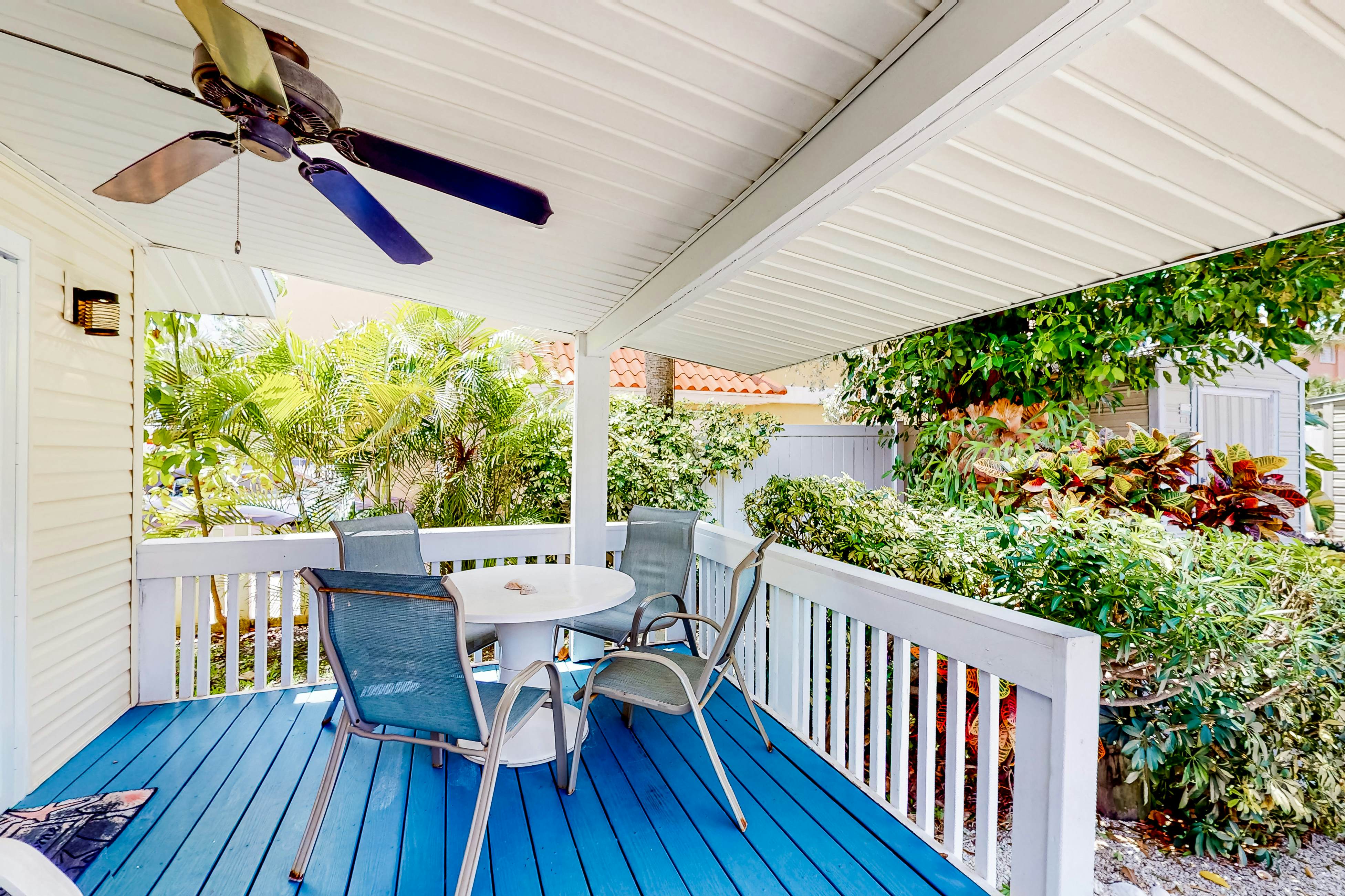 Cute cottage near the beach with grill, enclosed yard, fast WiFi, W/D, deck & AC