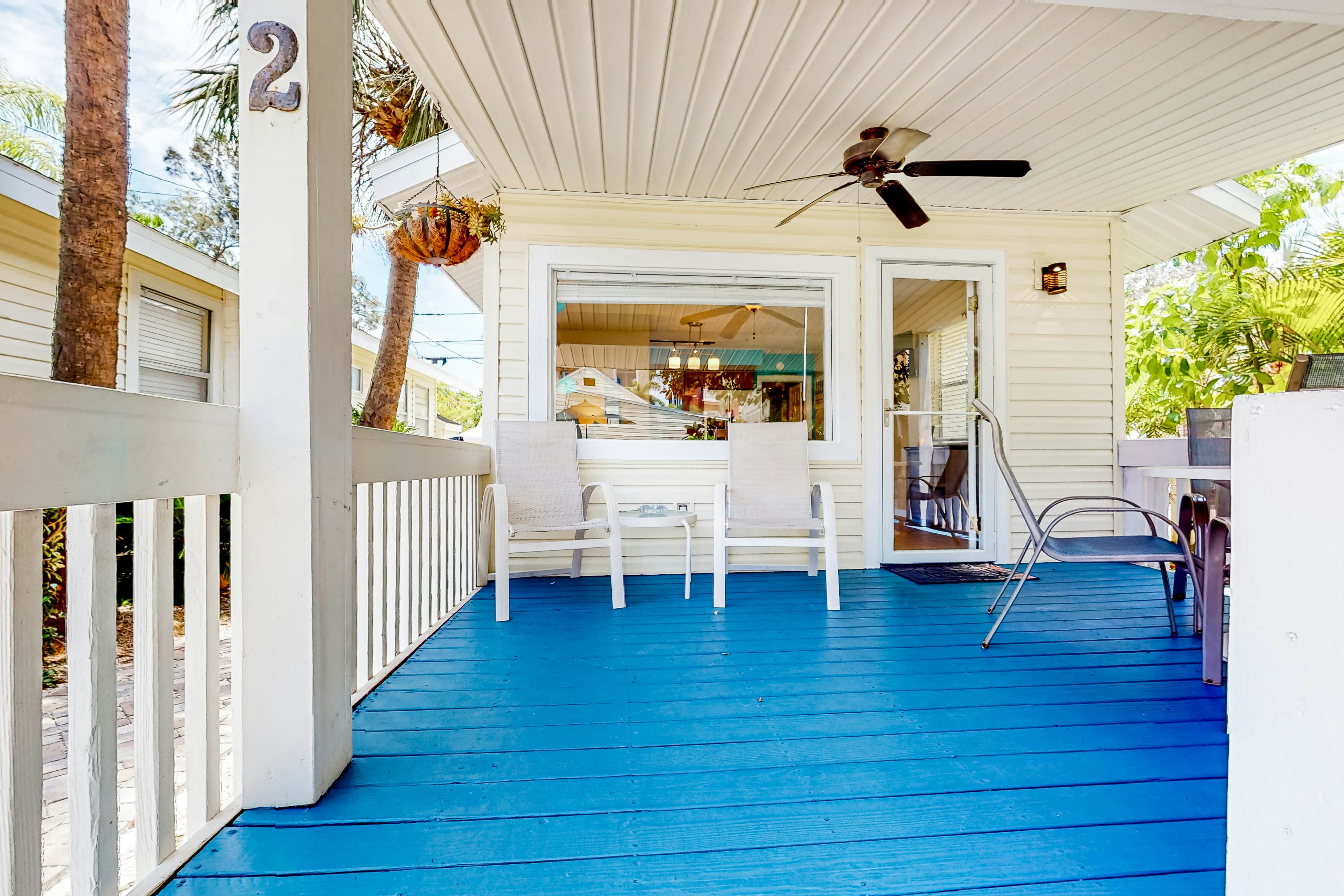 Cute cottage near the beach with grill, enclosed yard, fast WiFi, W/D, deck & AC