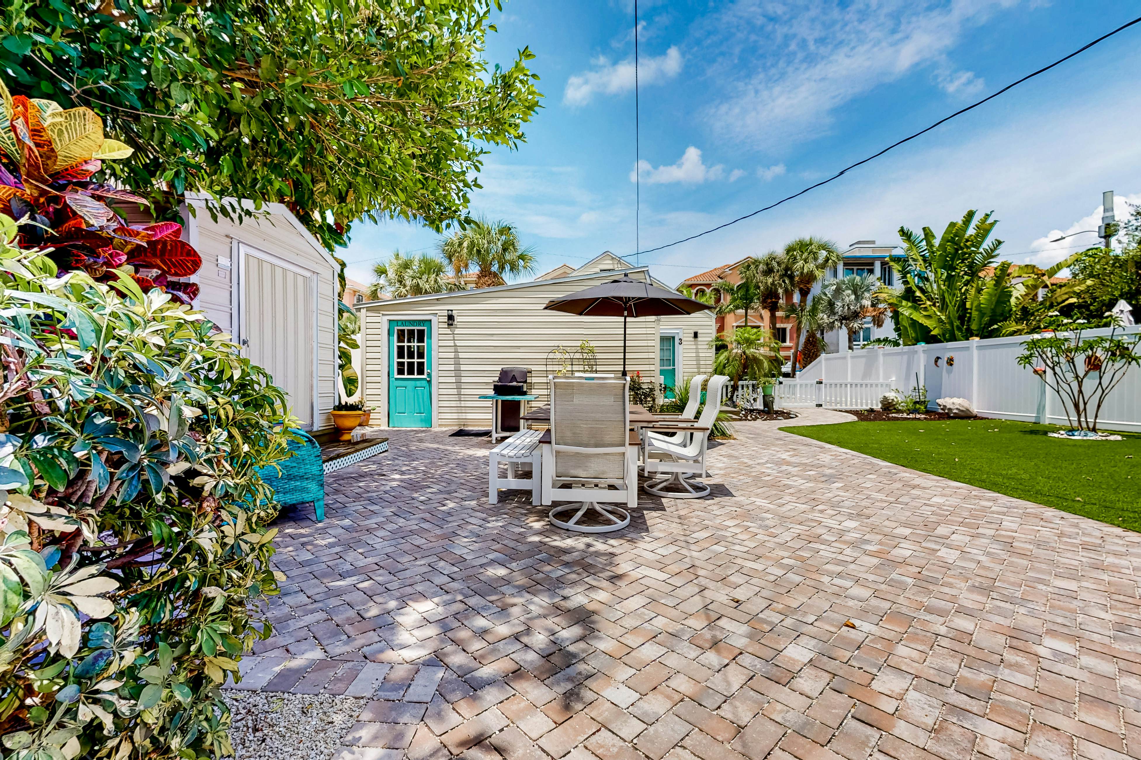 Cute cottage near the beach with grill, enclosed yard, fast WiFi, W/D, deck & AC