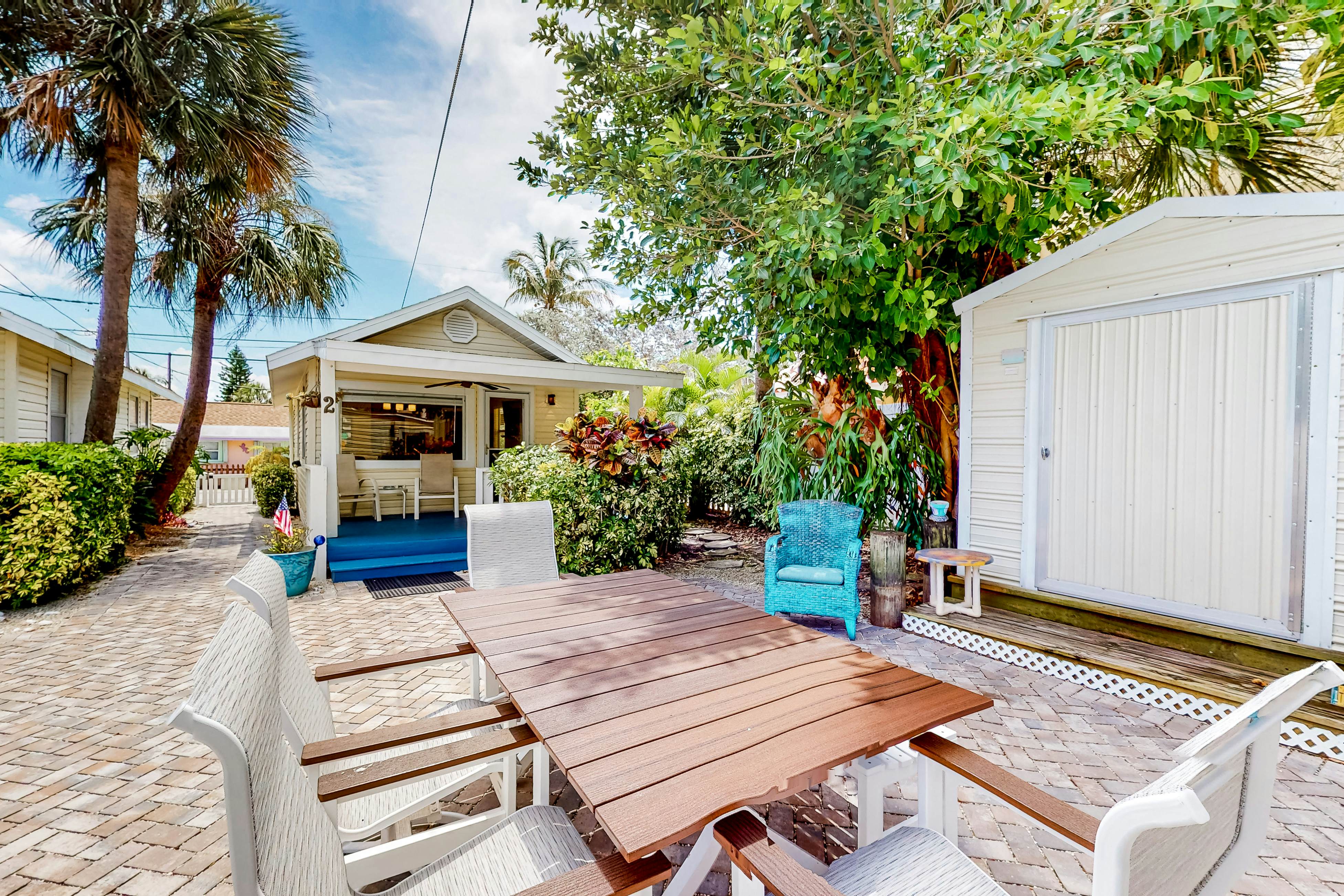 Cute cottage near the beach with grill, enclosed yard, fast WiFi, W/D, deck & AC