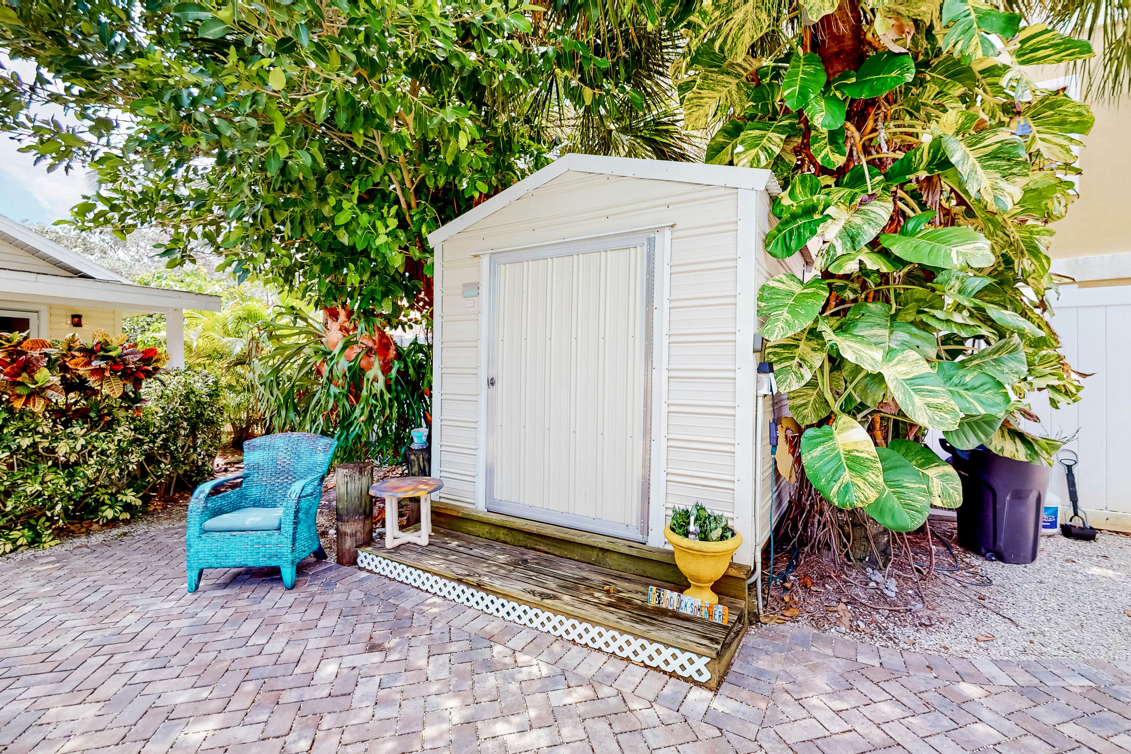 Cute cottage near the beach with grill, enclosed yard, fast WiFi, W/D, deck & AC