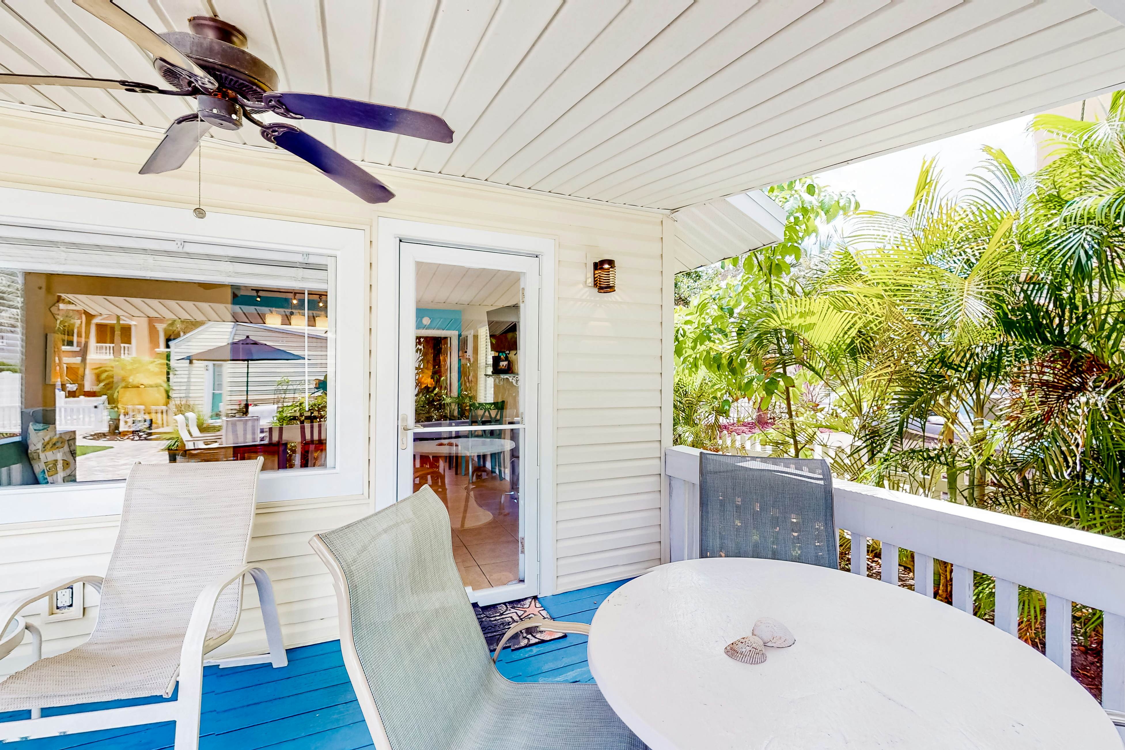 Cute cottage near the beach with grill, enclosed yard, fast WiFi, W/D, deck & AC