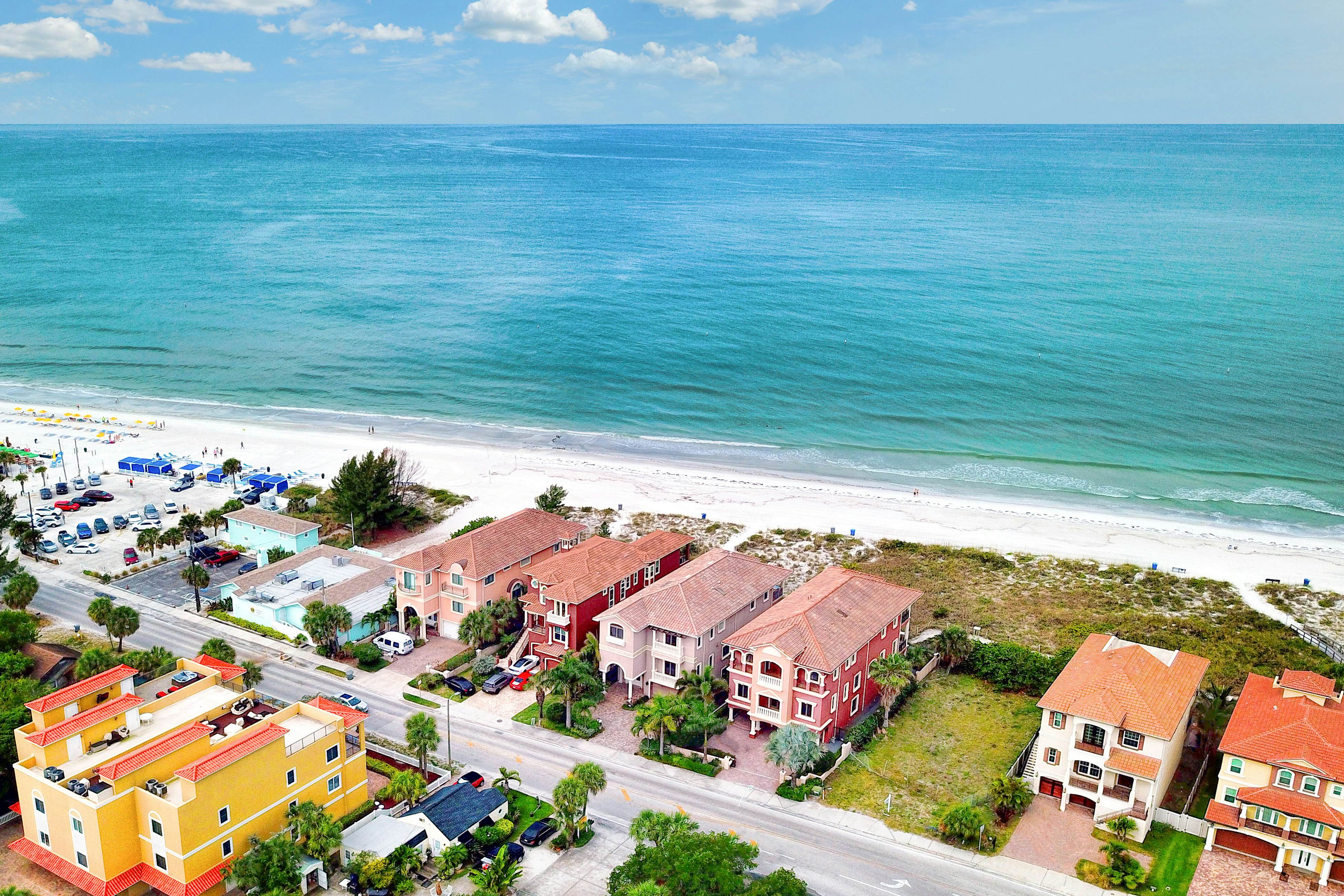 Cute cottage near the beach with grill, enclosed yard, fast WiFi, W/D, deck & AC