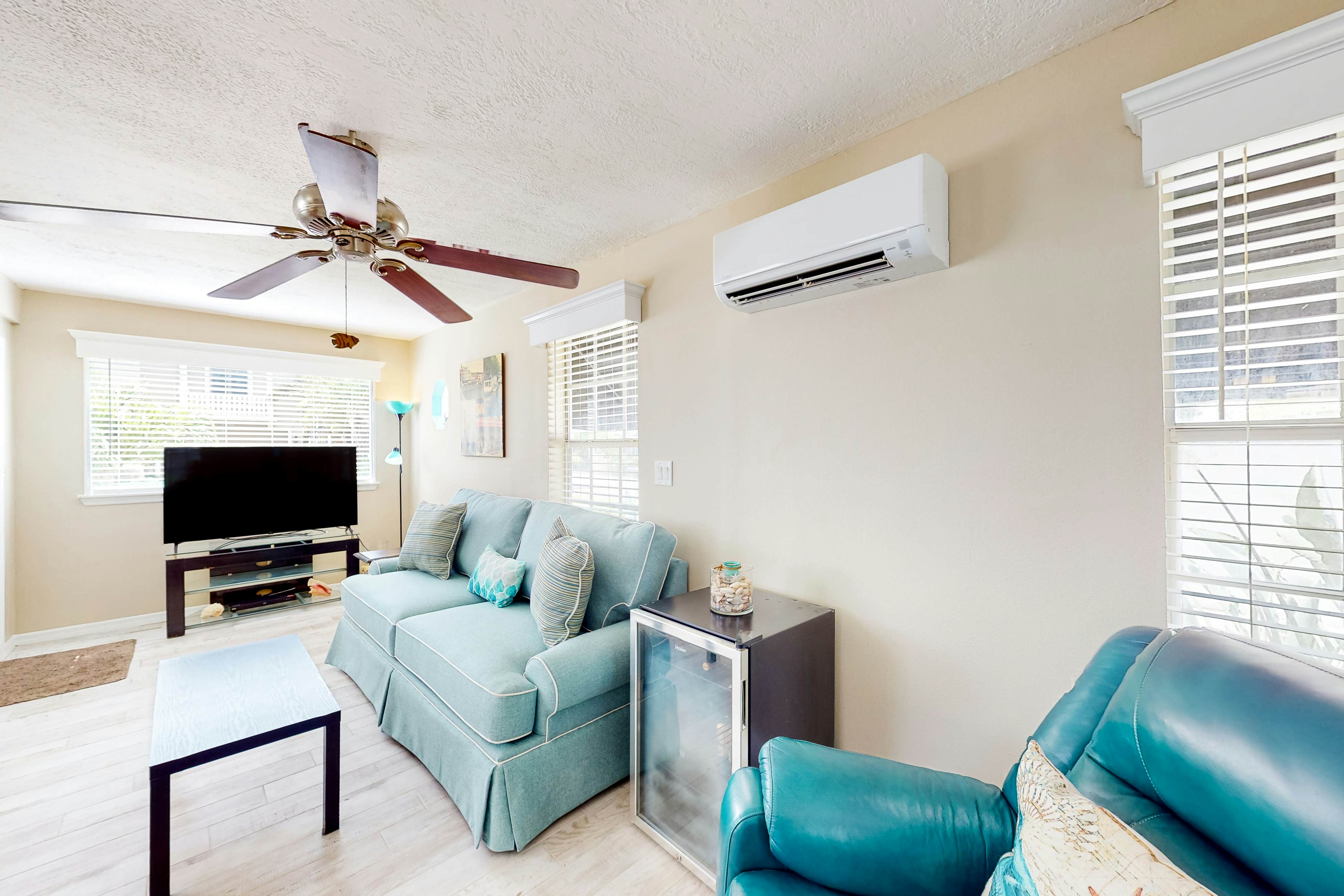 Adorable cottage near the beach with WiFi full kitchen and shared yard