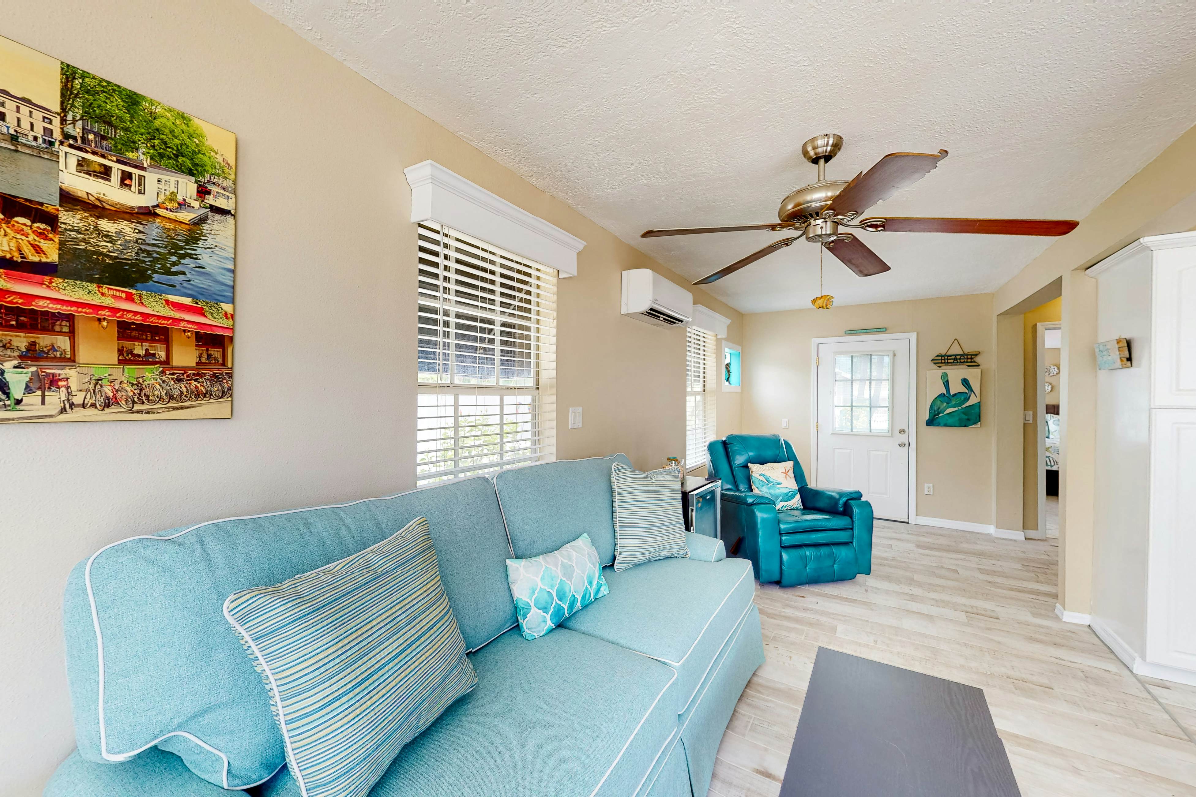 Adorable cottage near the beach with WiFi full kitchen and shared yard