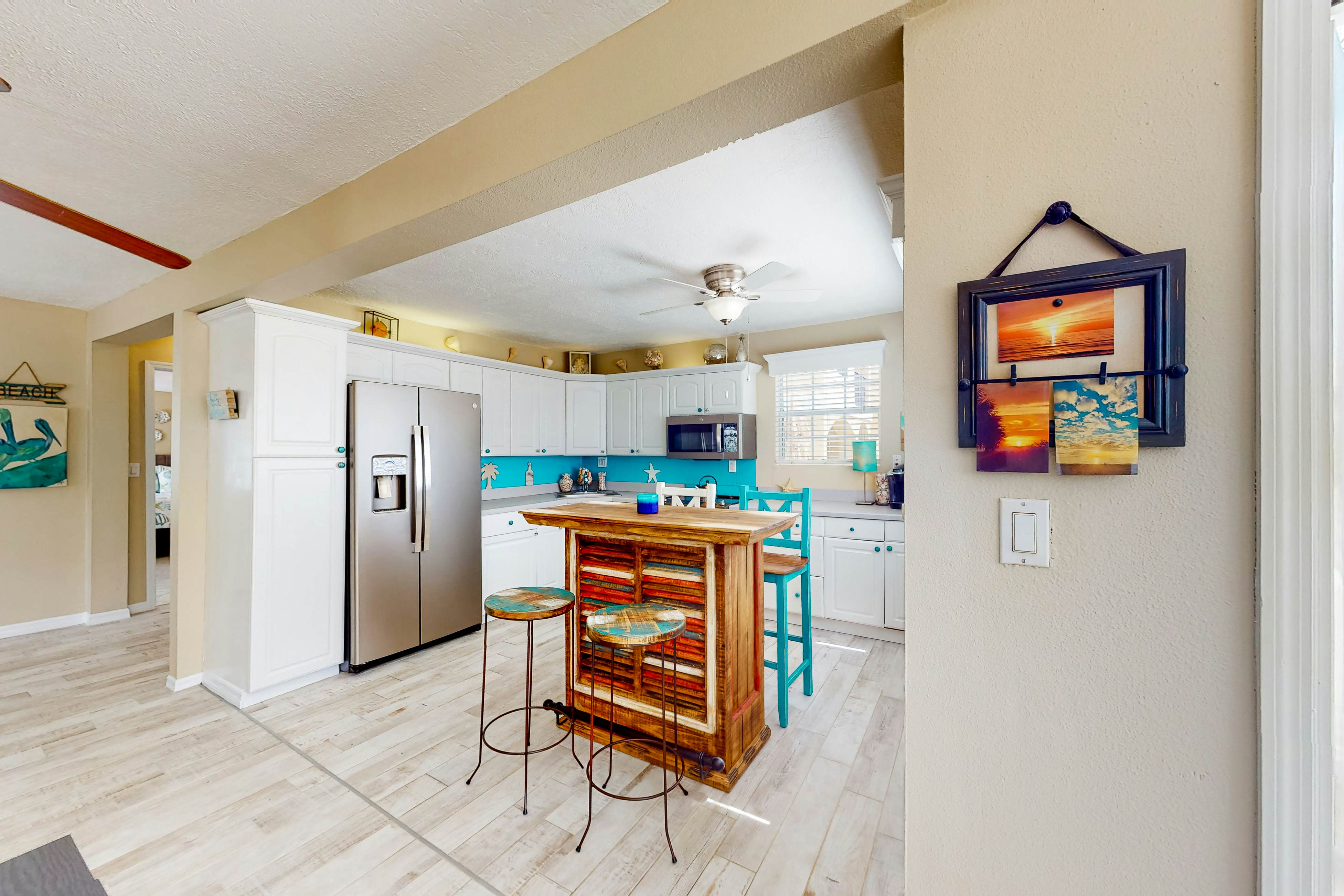 Adorable cottage near the beach with WiFi full kitchen and shared yard