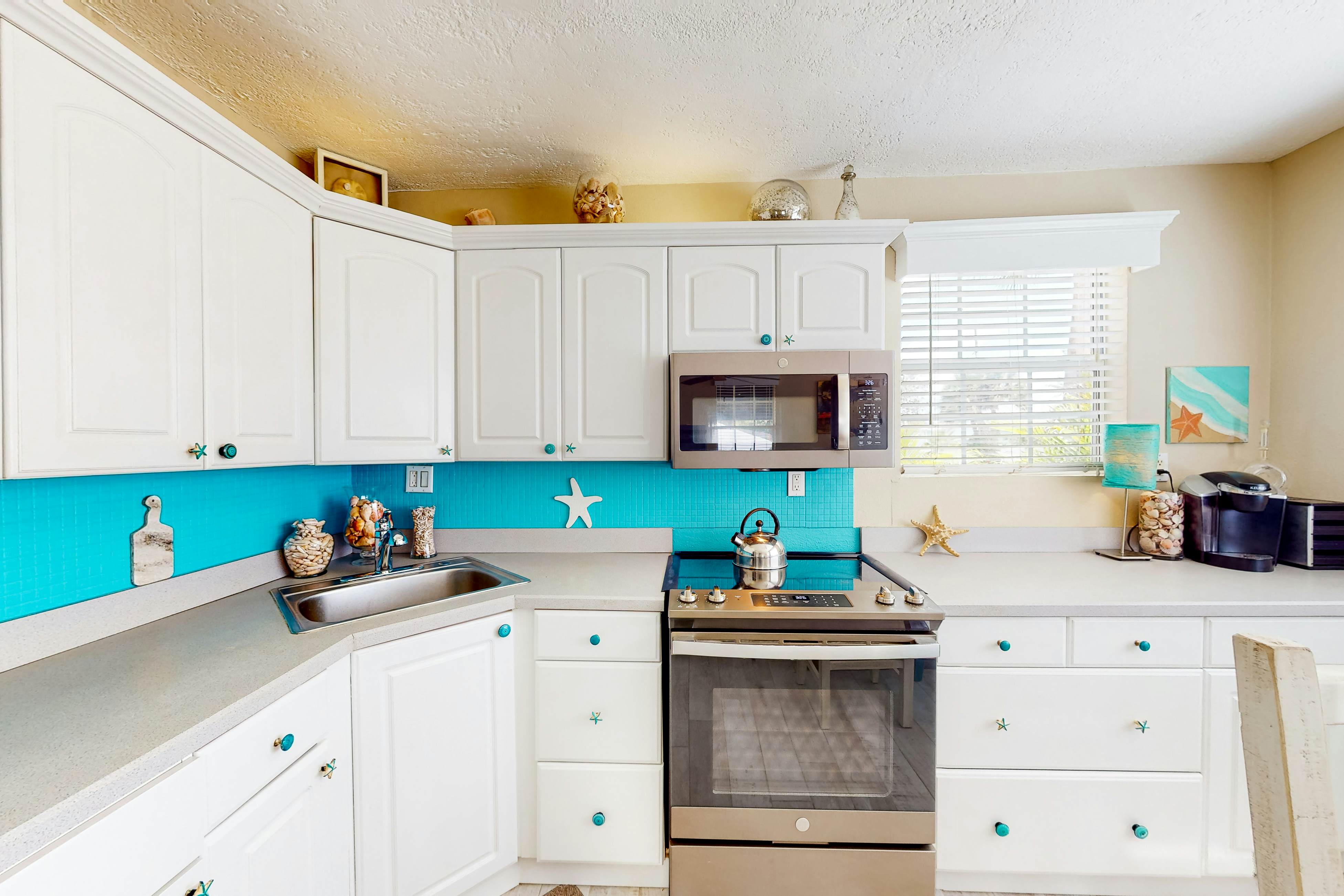 Adorable cottage near the beach with WiFi full kitchen and shared yard