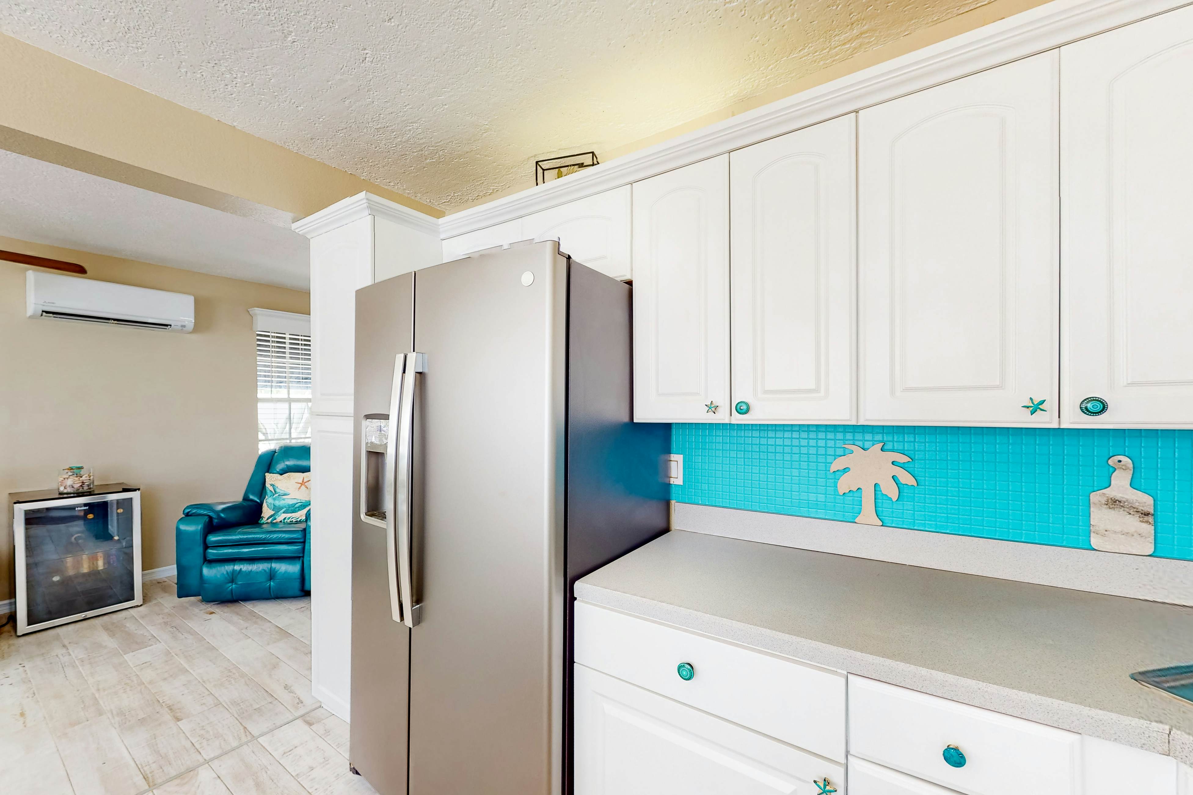 Adorable cottage near the beach with WiFi full kitchen and shared yard