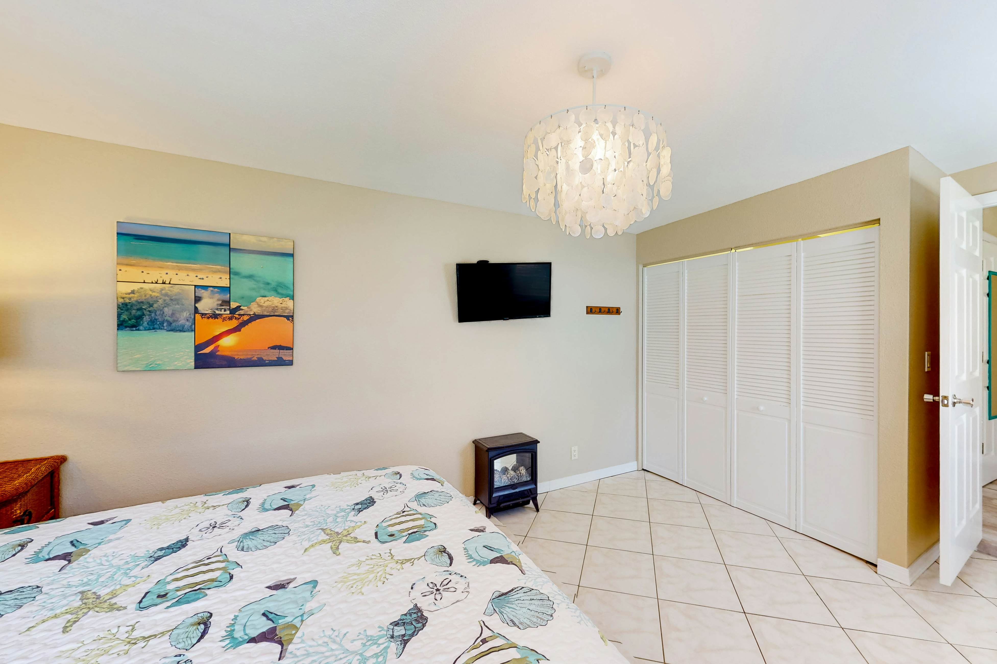 Adorable cottage near the beach with WiFi full kitchen and shared yard